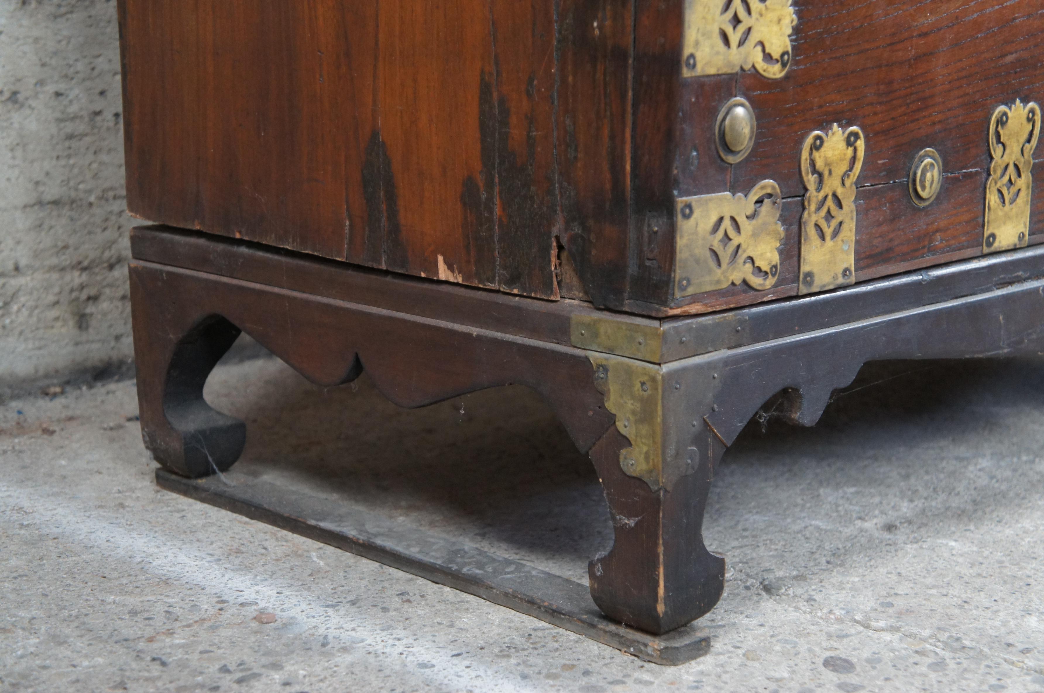 Antique Korean Joseon Dynasty Zelkova & Brass Bandaji Tansu Trunk Chest on Stand For Sale 6