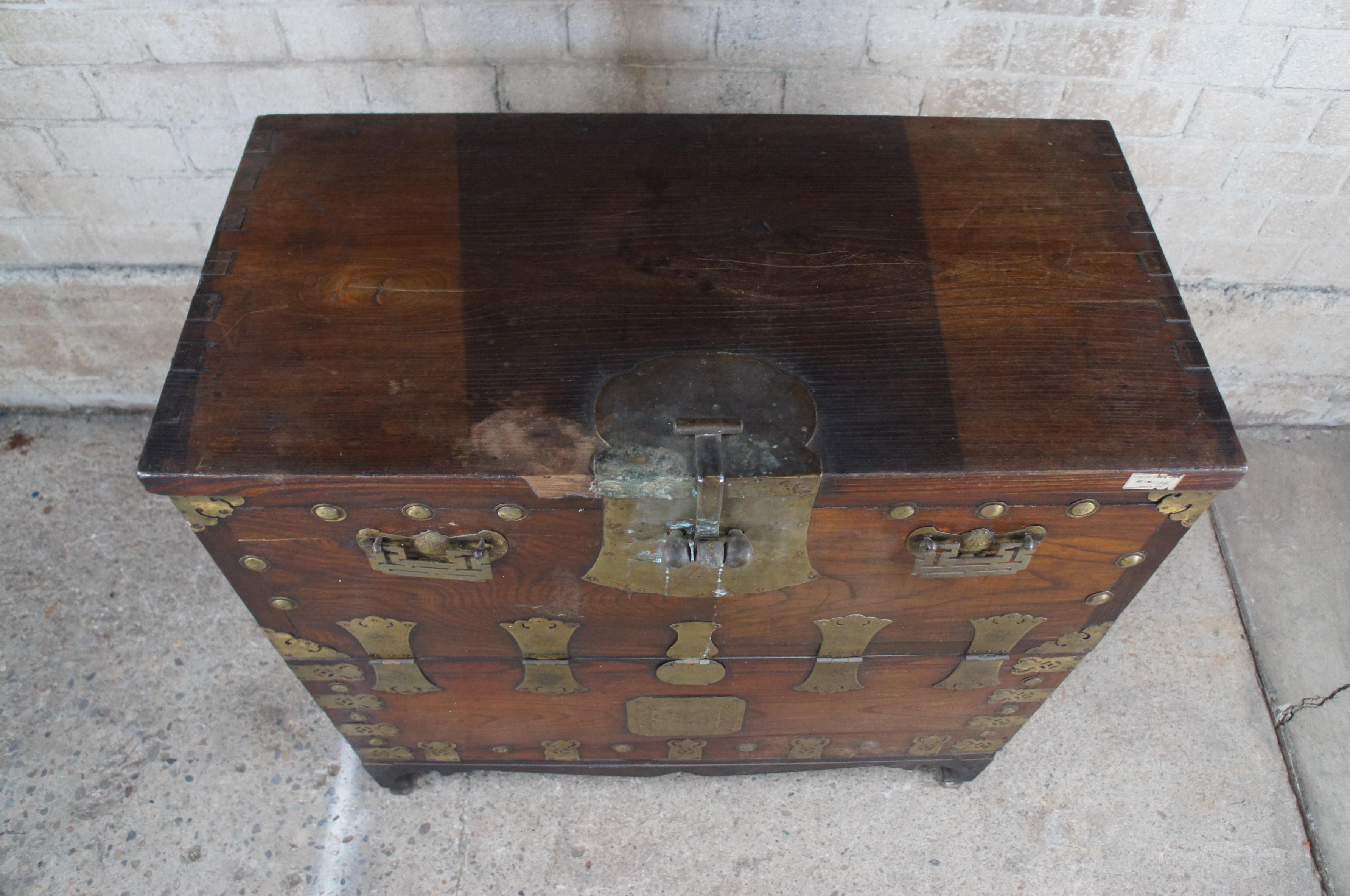Antique Korean Joseon Dynasty Zelkova & Brass Bandaji Tansu Trunk Chest on Stand In Good Condition For Sale In Dayton, OH