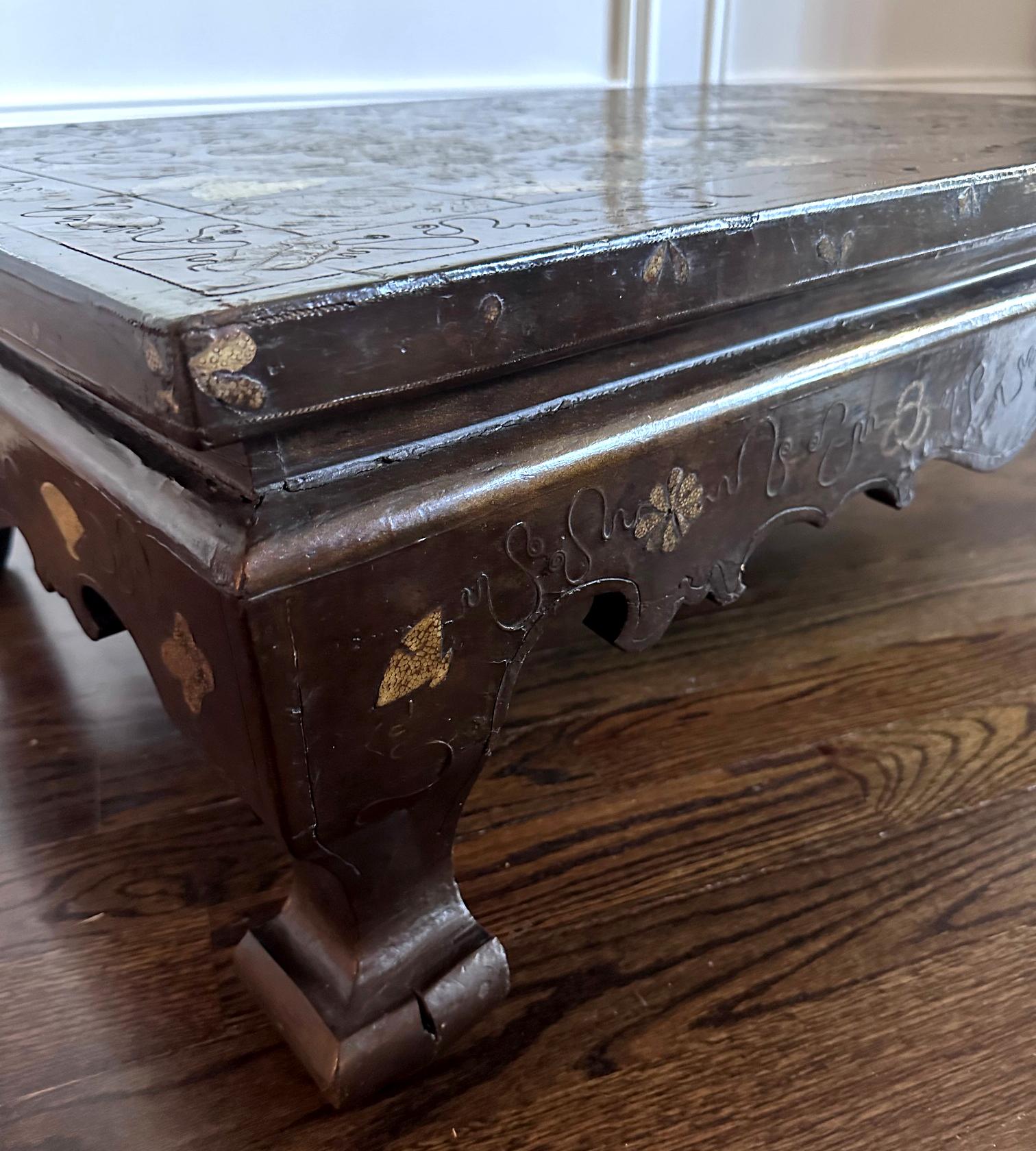 Table basse coréenne ancienne avec incrustations élaborées en vente 9
