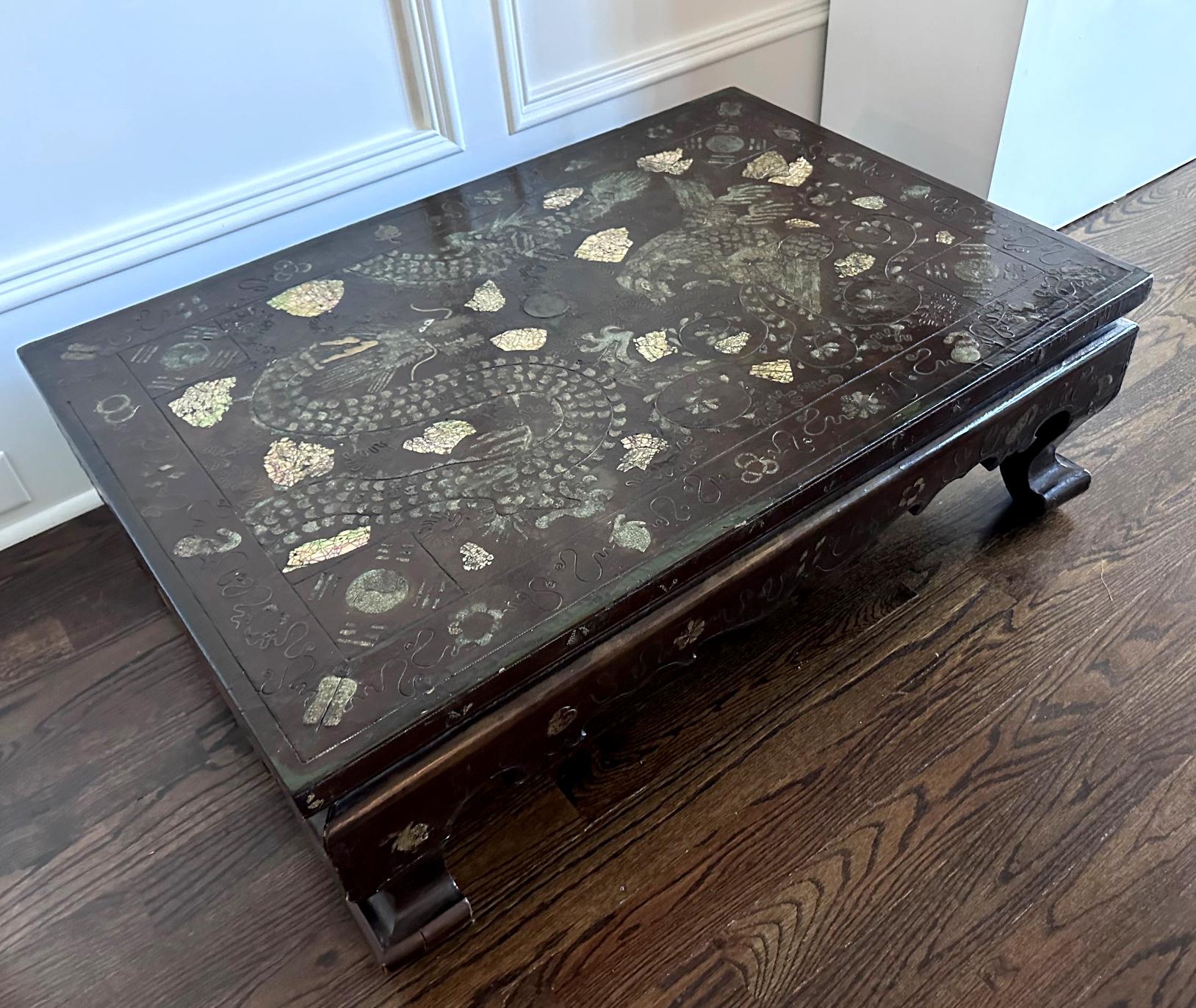 Table basse coréenne ancienne avec incrustations élaborées en vente 11