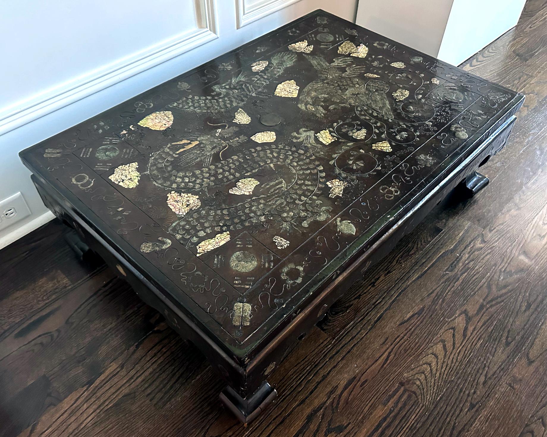 Table basse coréenne en bois laqué avec incrustations exotiques élaborées, vers le XIXe siècle (dynastie Joseon). La table basse, soutenue par des pieds légèrement incurvés, était traditionnellement placée sur le sol ou sur le lit, comme un objet de