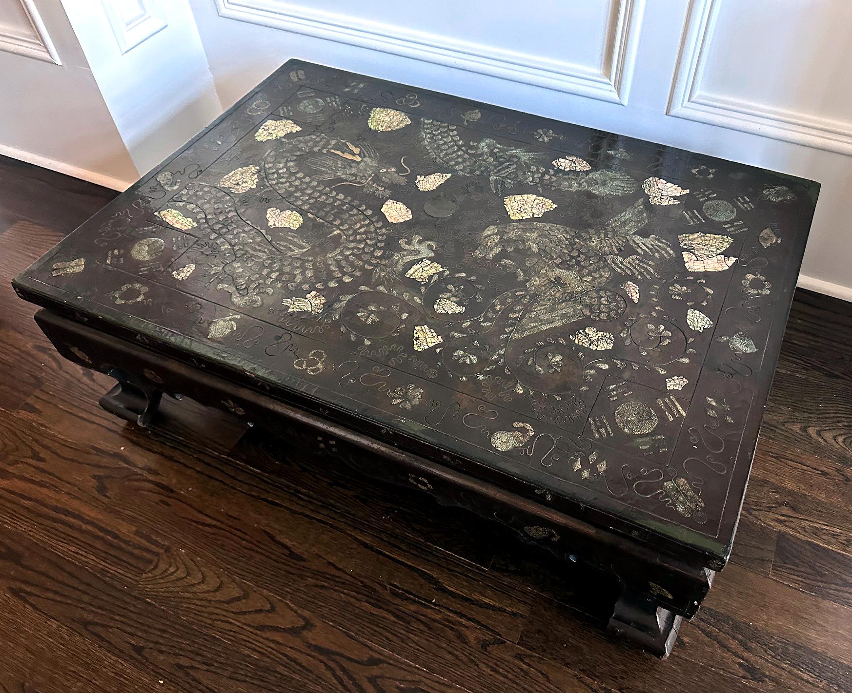Table basse coréenne ancienne avec incrustations élaborées en vente 12