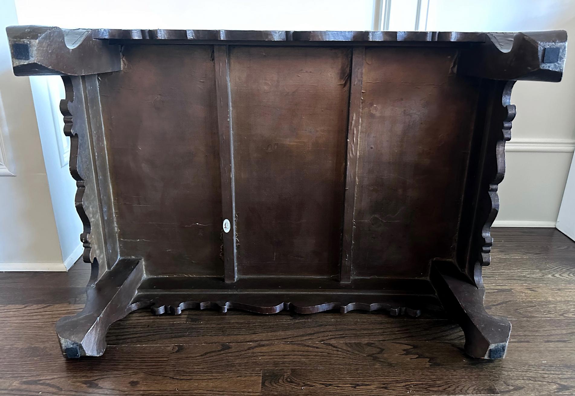 Coréen Table basse coréenne ancienne avec incrustations élaborées en vente