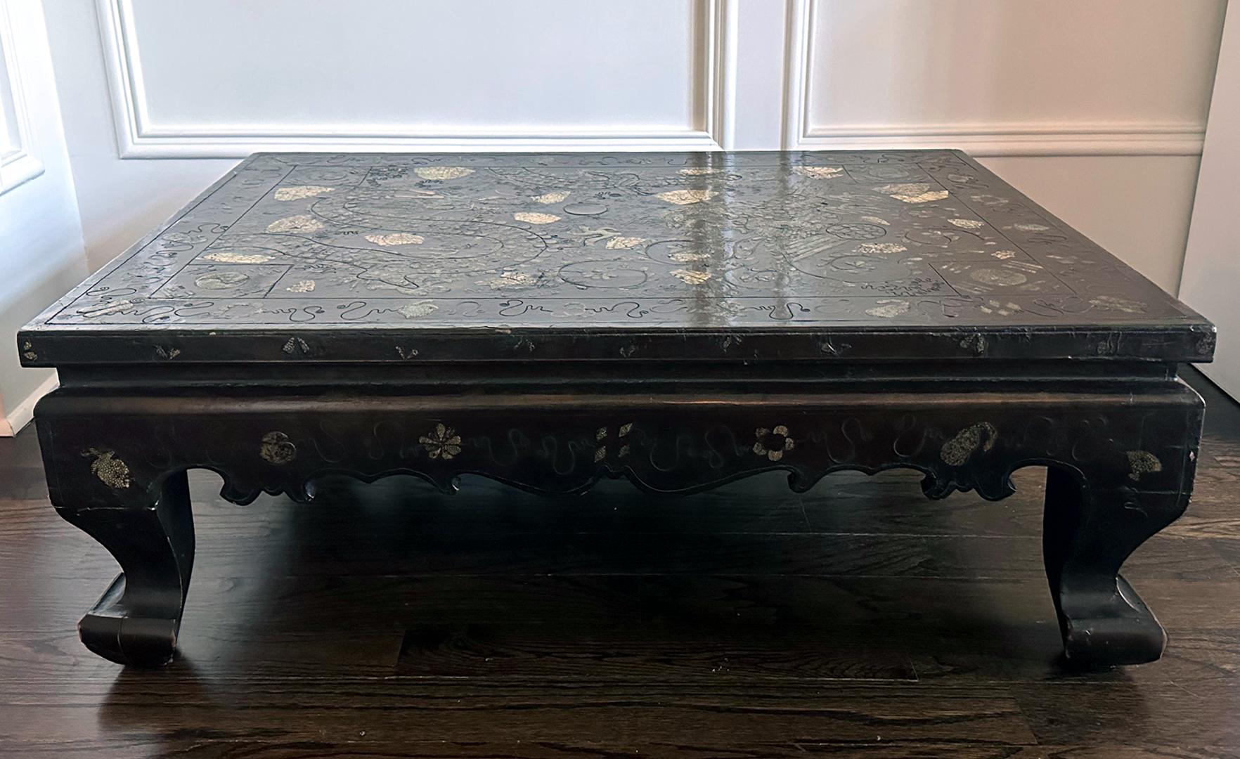 Incrusté Table basse coréenne ancienne avec incrustations élaborées en vente