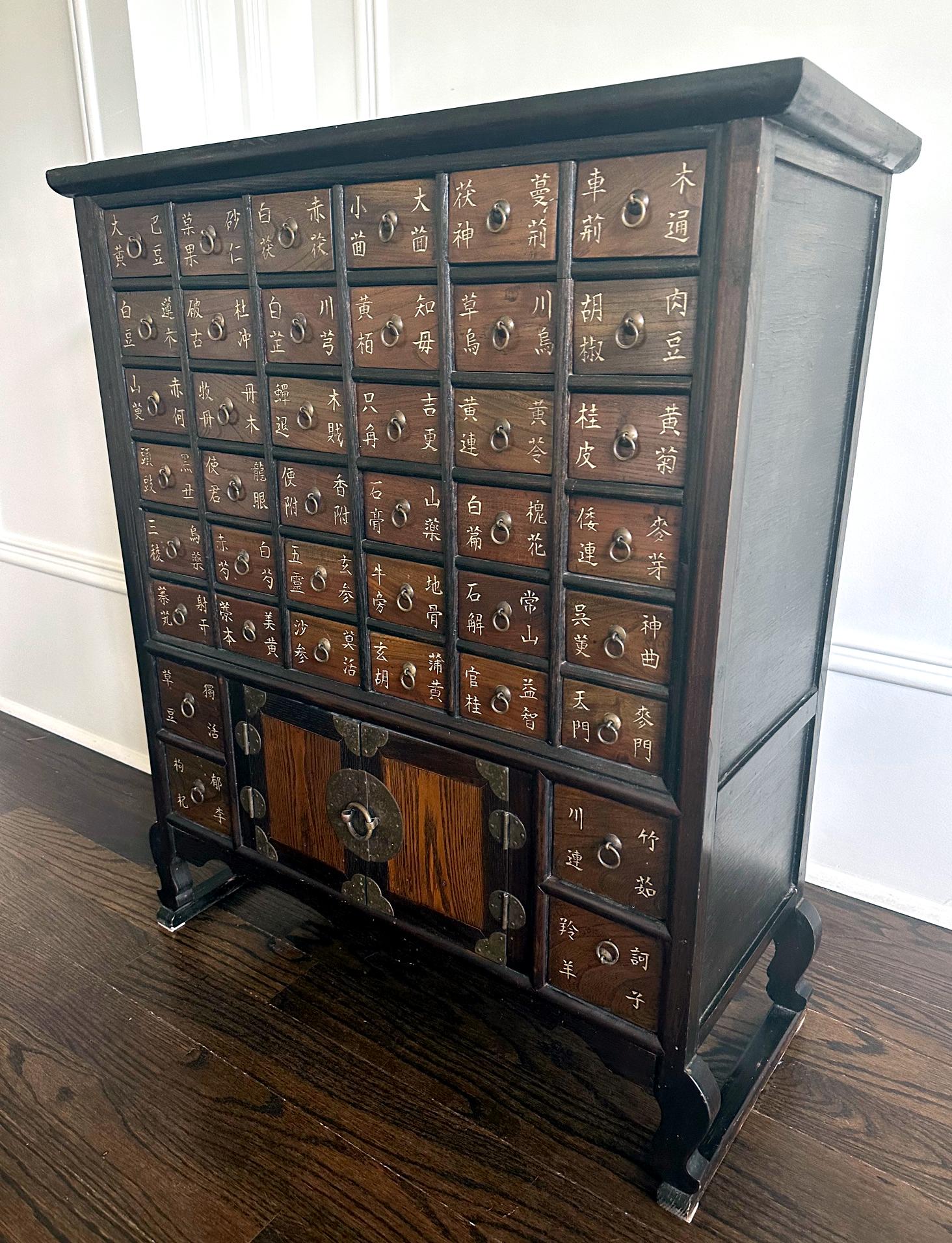 Korean Medicine Chest with Drawers Yakchang In Good Condition For Sale In Atlanta, GA