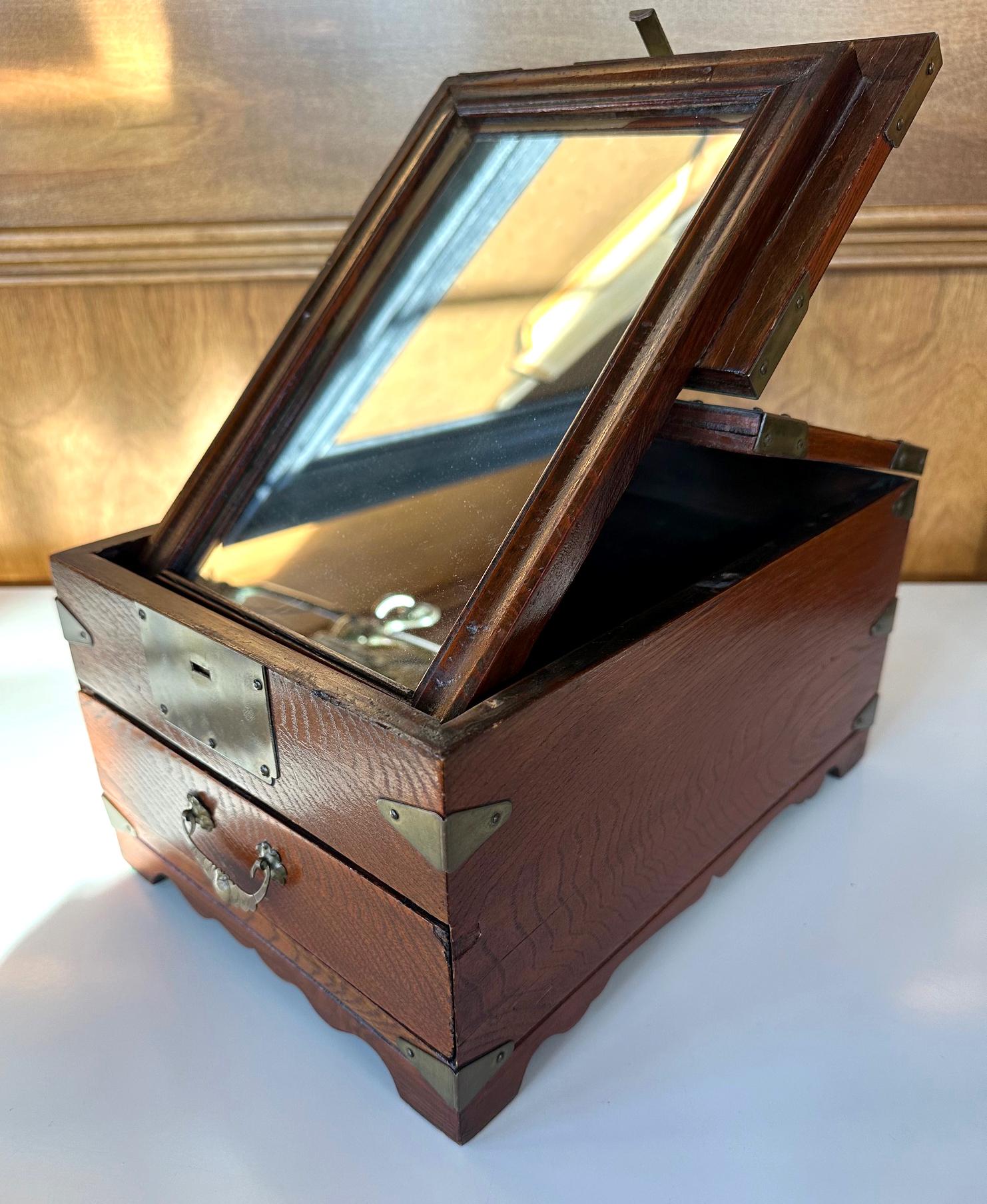 Antique Korean Mirror and Cosmetic Box  For Sale 1