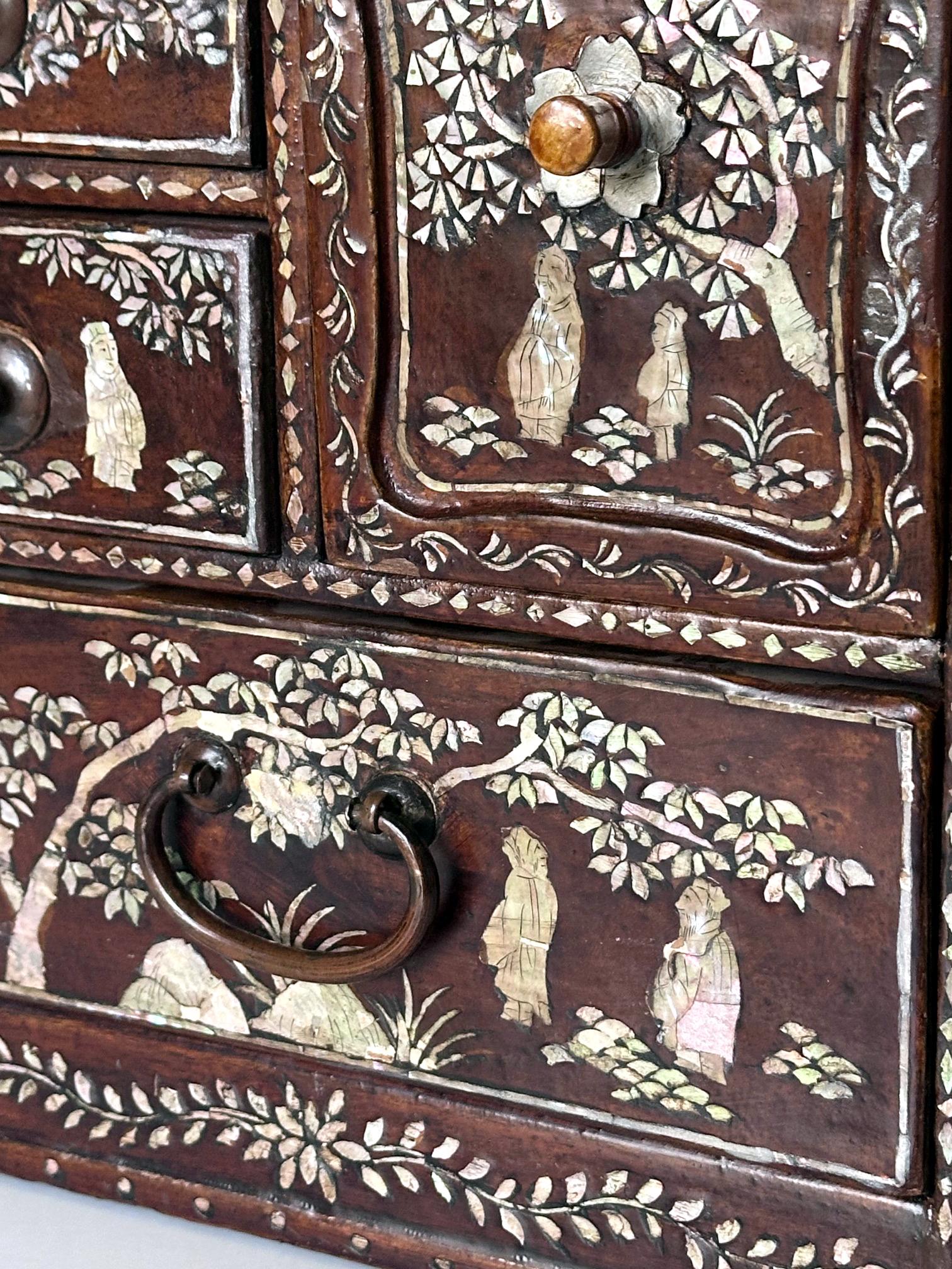 Antique Korean Mother of Pearl Inlay Lacquer Tabletop Accessory Chest Joseon For Sale 5