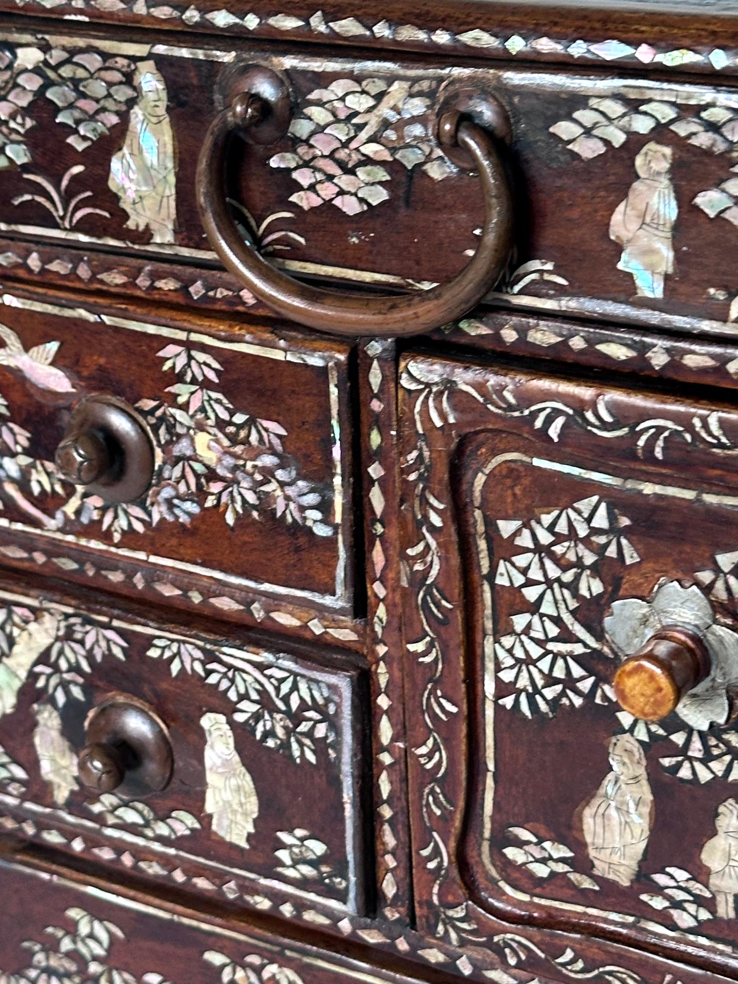 Antique Korean Mother of Pearl Inlay Lacquer Tabletop Accessory Chest Joseon For Sale 6