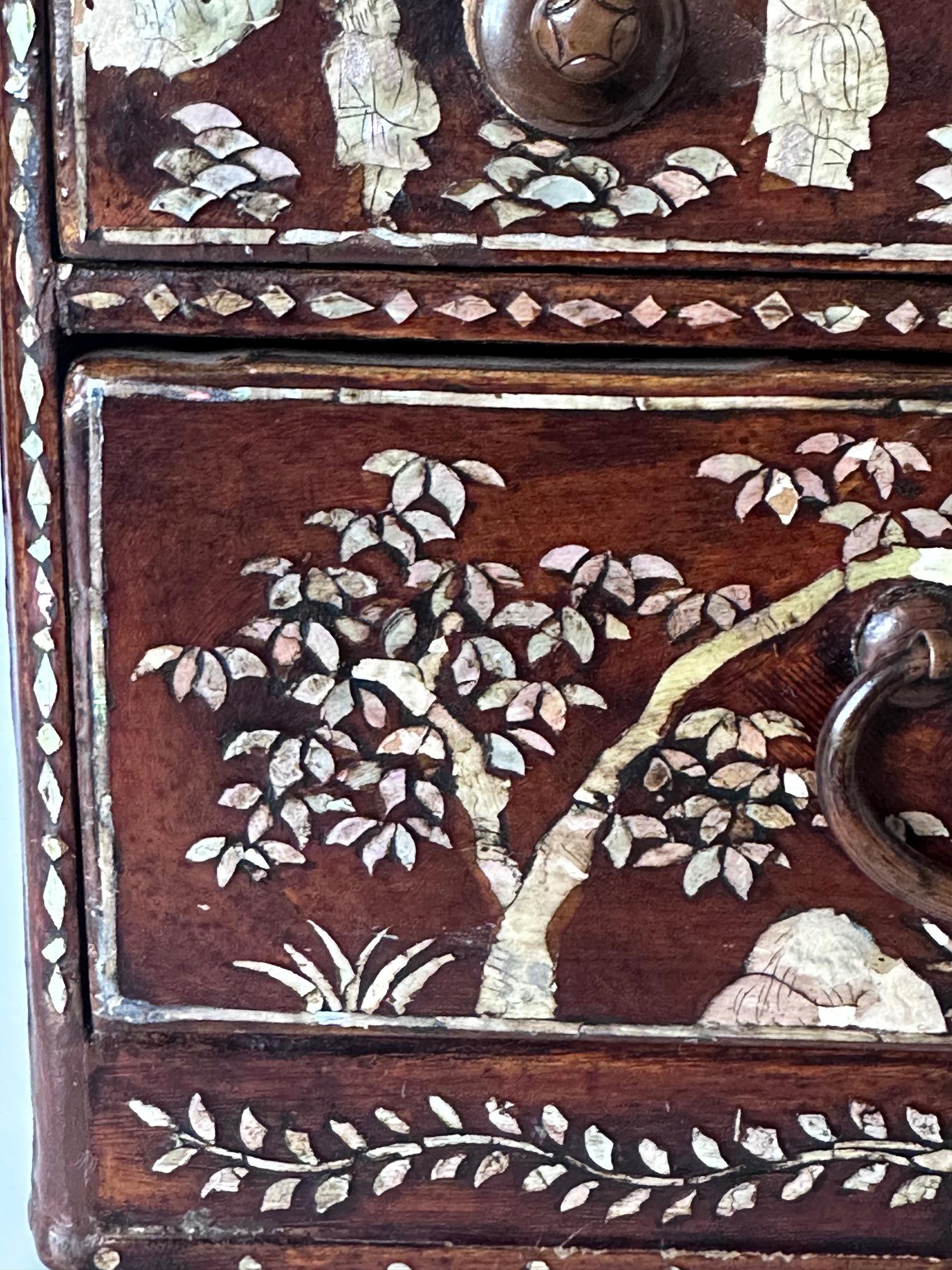 Antique Korean Mother of Pearl Inlay Lacquer Tabletop Accessory Chest Joseon For Sale 9