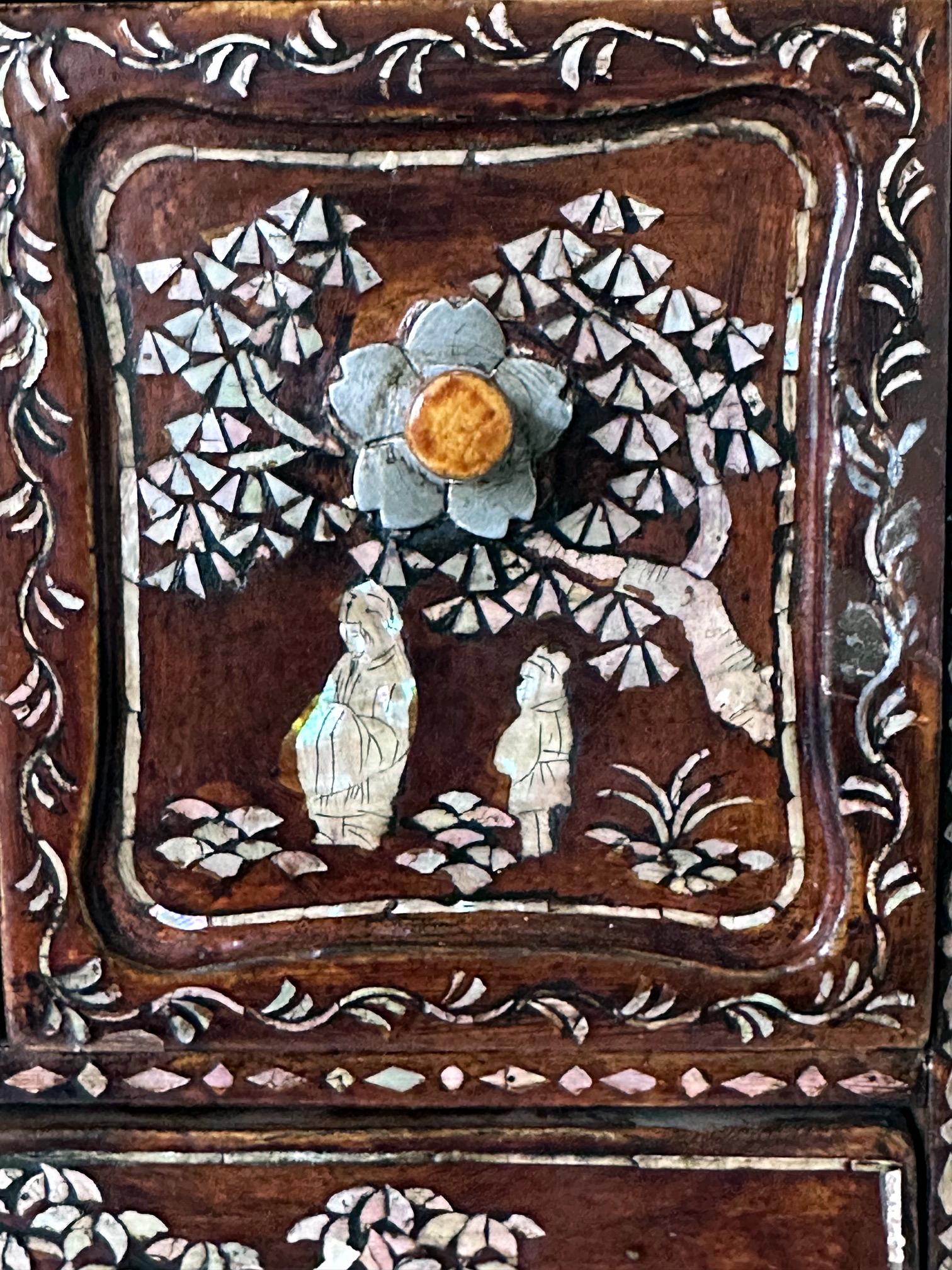 Antique Korean Mother of Pearl Inlay Lacquer Tabletop Accessory Chest Joseon For Sale 11