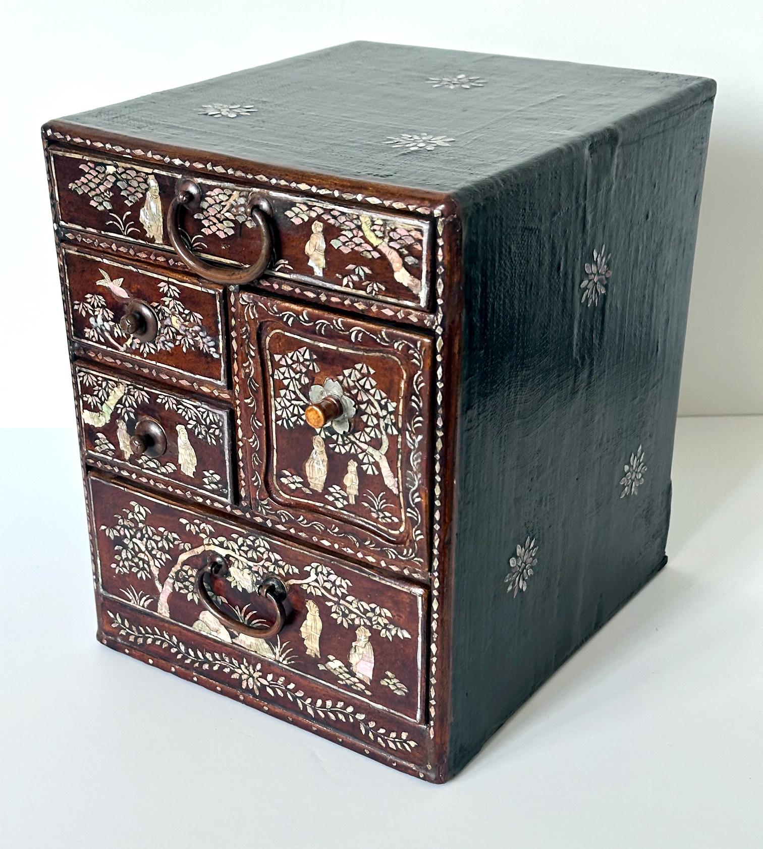 Antique Korean Mother of Pearl Inlay Lacquer Tabletop Accessory Chest Joseon In Good Condition For Sale In Atlanta, GA