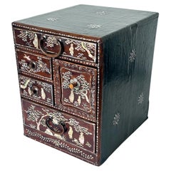 Antiguo baúl coreano con incrustaciones de nácar y laca para accesorios de sobremesa Joseon