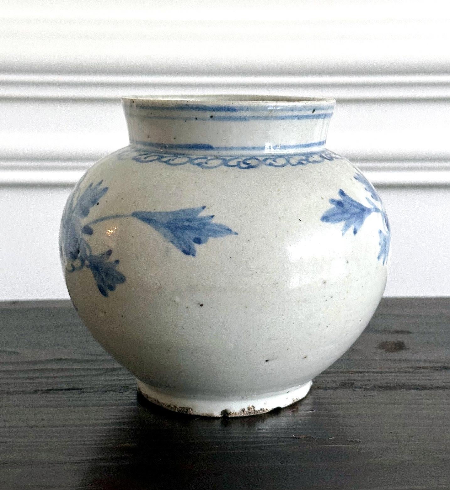 Antique Korean Porcelain Peony Jar Joseon Dynasty In Good Condition For Sale In Atlanta, GA