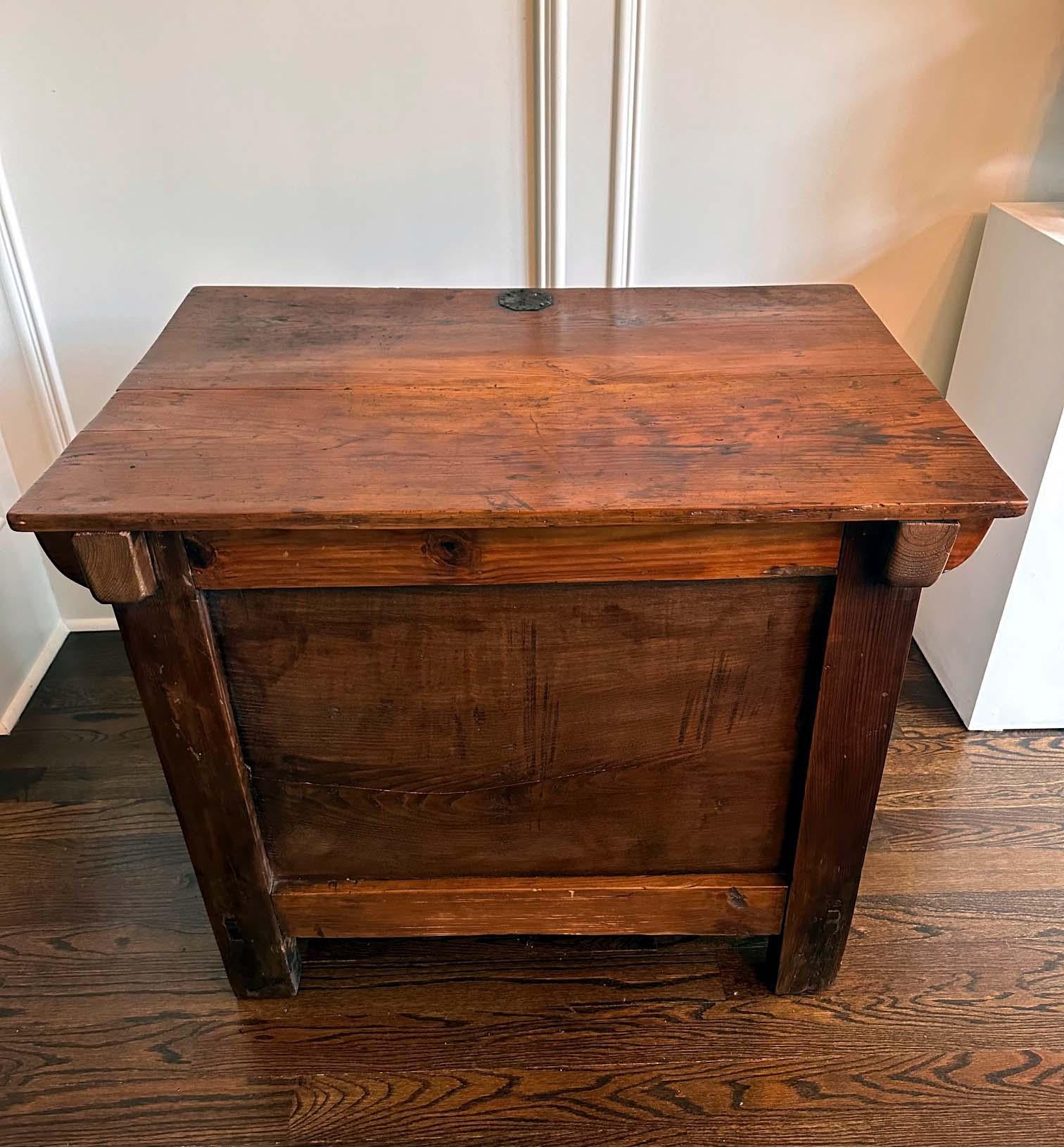 Antique Korean Rice Storage Bin Dwiju Side Table In Good Condition For Sale In Atlanta, GA