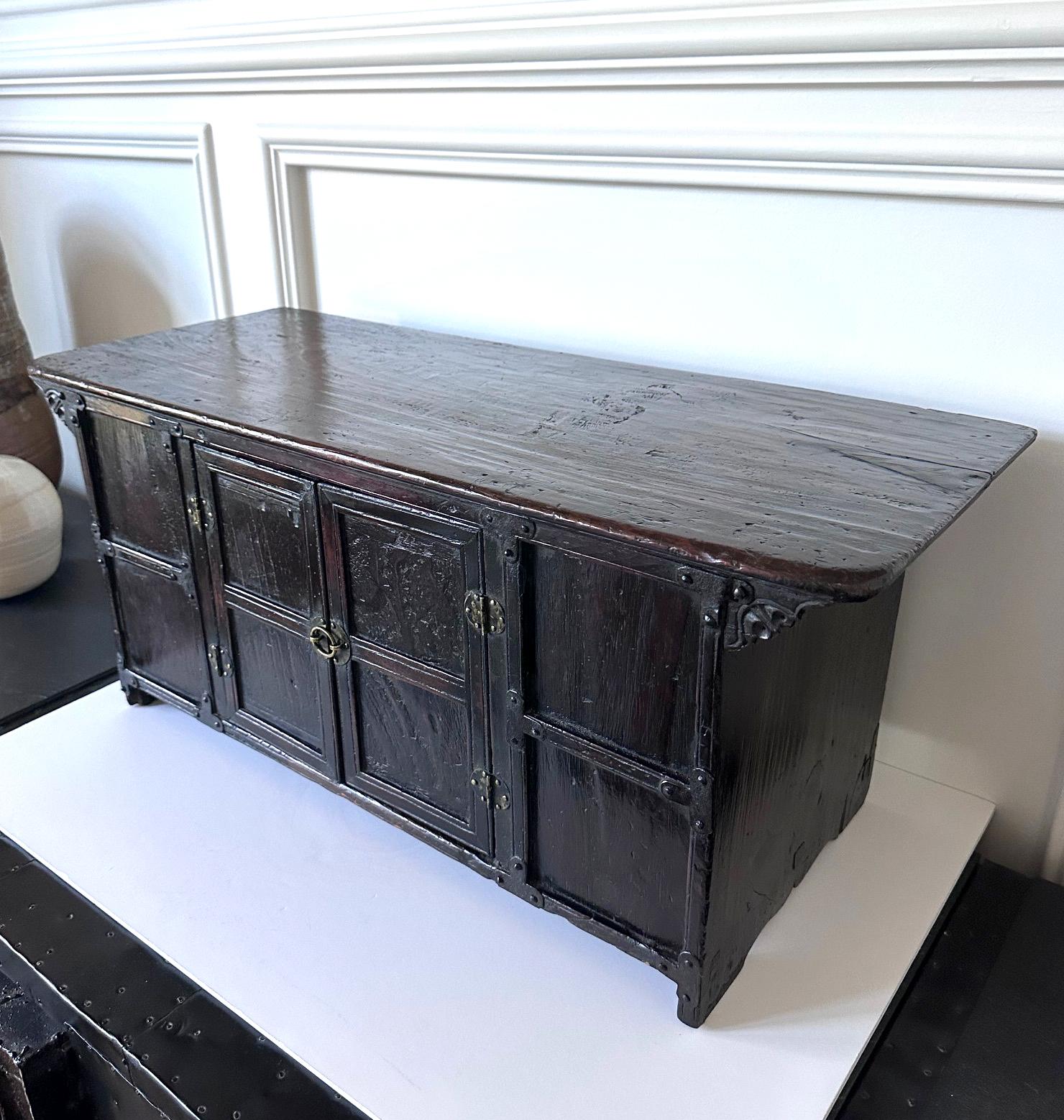 Antique Korean Scholar Desk Ch'aeksang Joseon Dynasty In Fair Condition In Atlanta, GA
