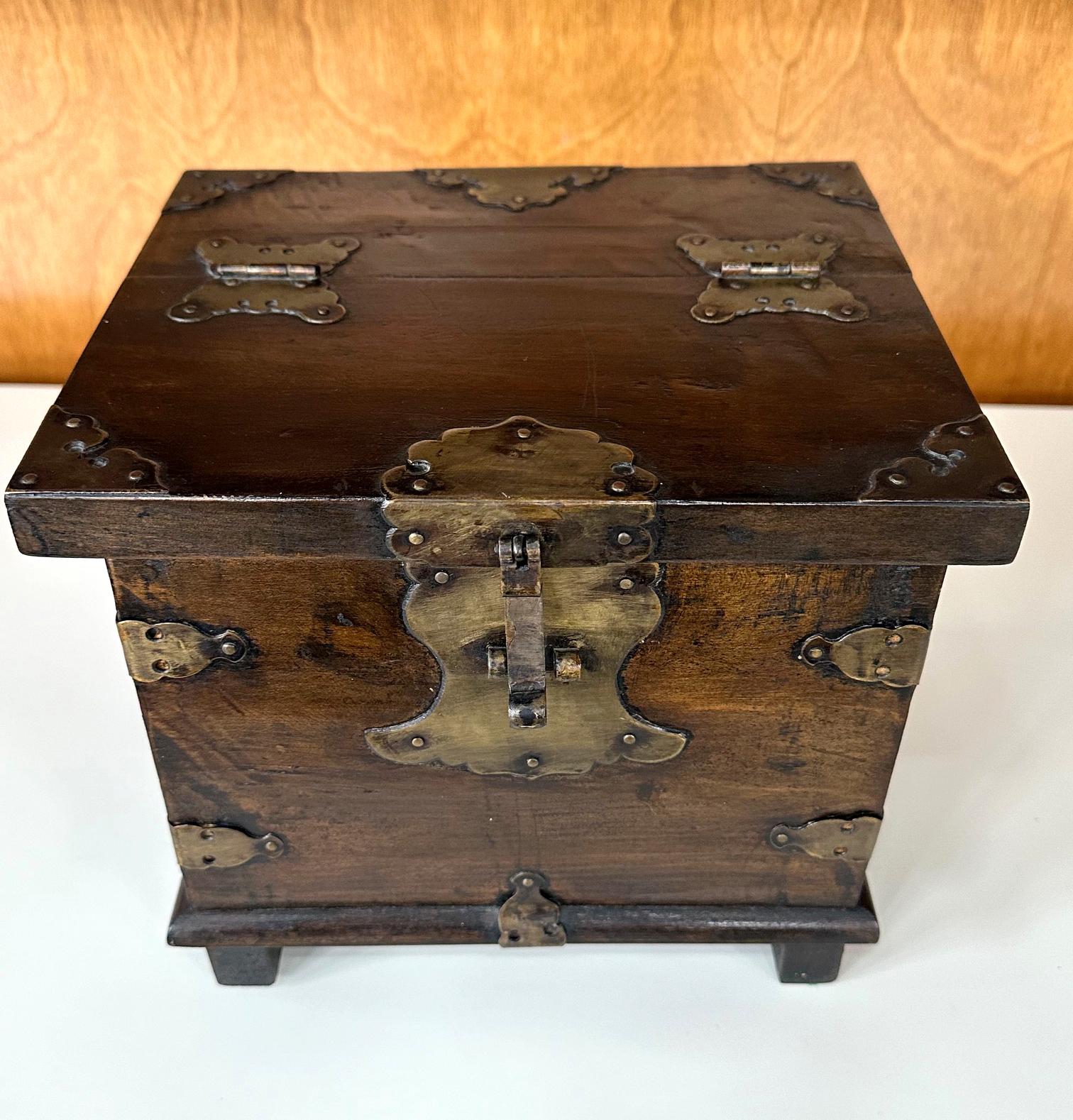Ancienne petite boîte en bois coréenne Dynasty Joseon en vente 7
