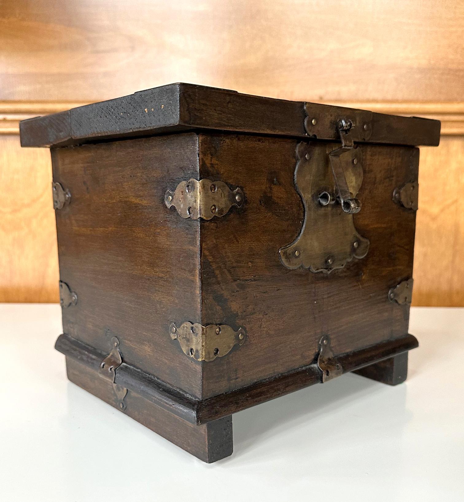 Antike koreanische kleine Wood Box Joseon Dynasty (Koreanisch) im Angebot