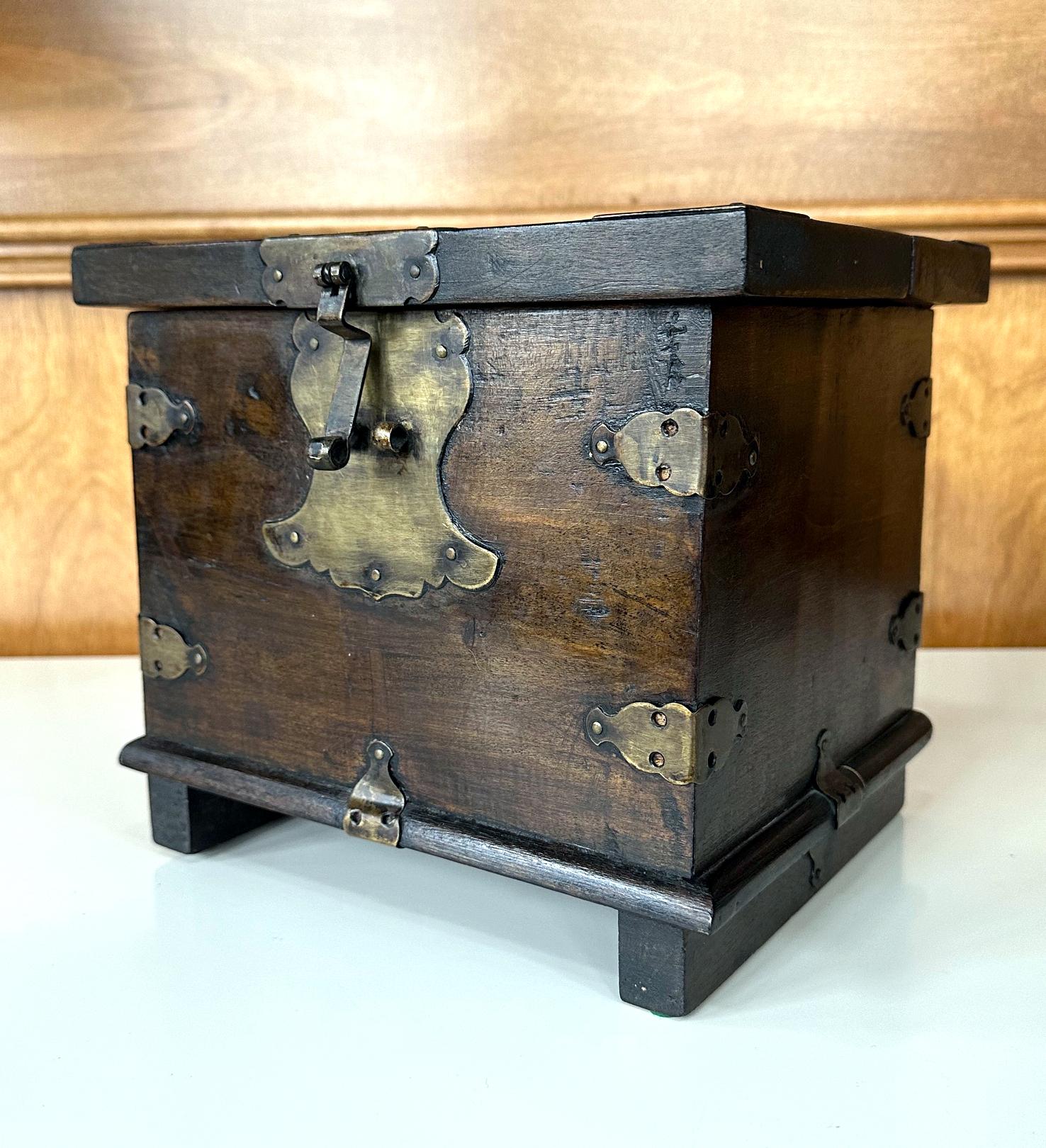 Antike koreanische kleine Wood Box Joseon Dynasty im Zustand „Gut“ im Angebot in Atlanta, GA