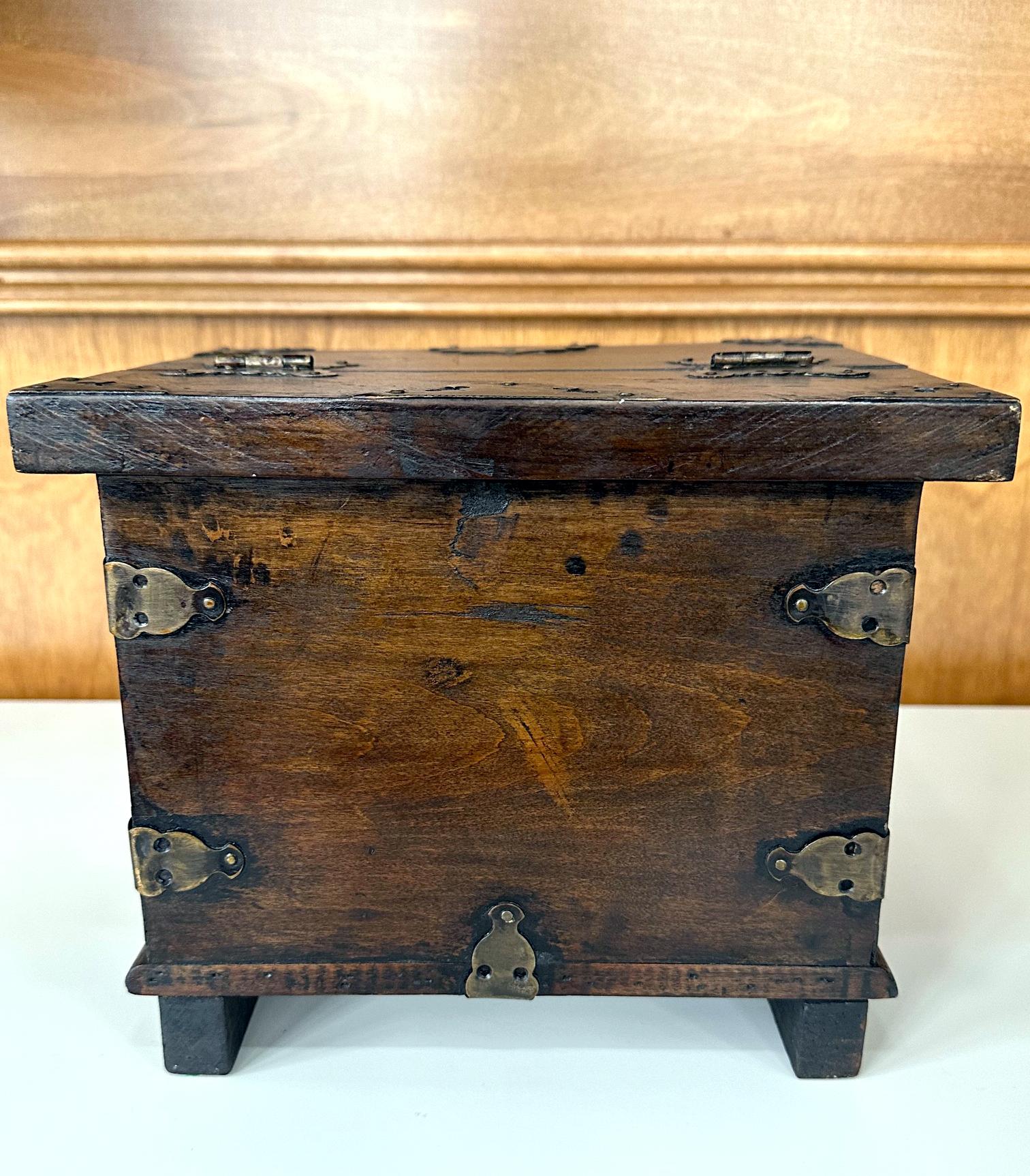 XIXe siècle Ancienne petite boîte en bois coréenne Dynasty Joseon en vente