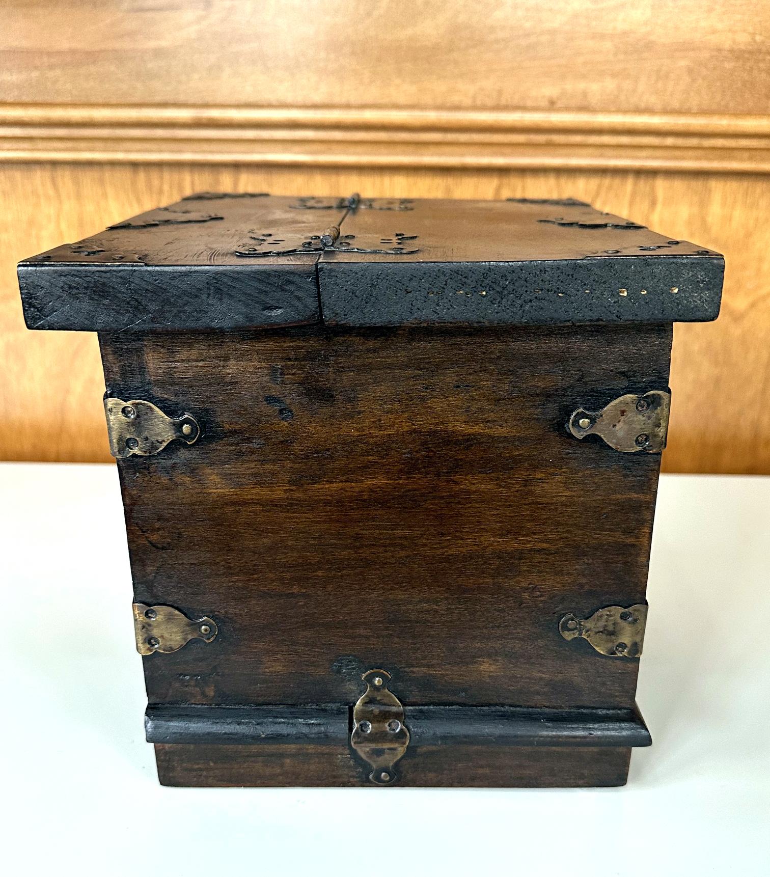Antike koreanische kleine Wood Box Joseon Dynasty (Messing) im Angebot