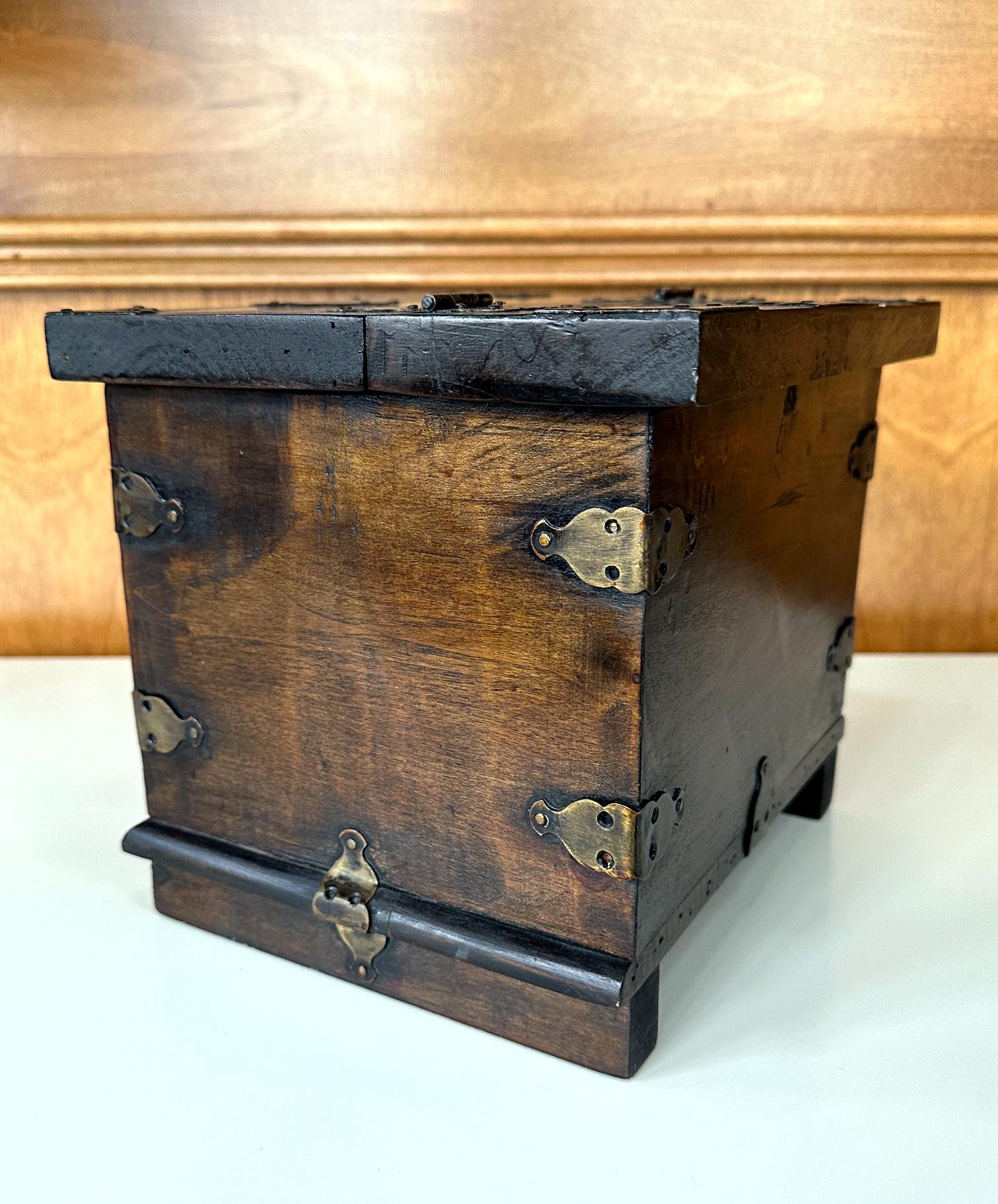 Ancienne petite boîte en bois coréenne Dynasty Joseon en vente 1