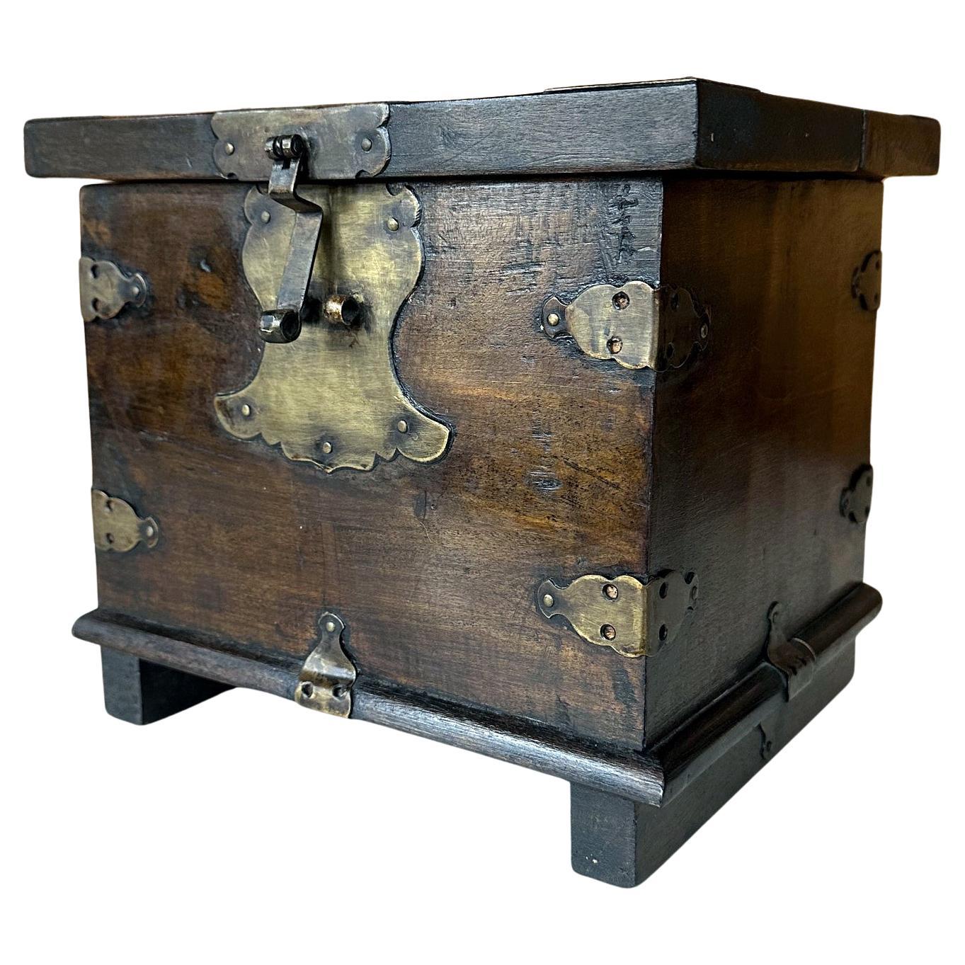 Ancienne petite boîte en bois coréenne Dynasty Joseon