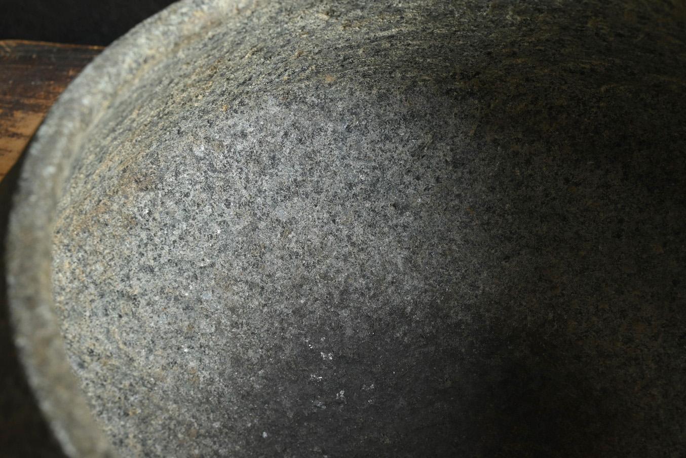 Antico vaso di pietra coreano / Dinastia Joseon / Oggetto d'arte popolare in pietra in vendita 7
