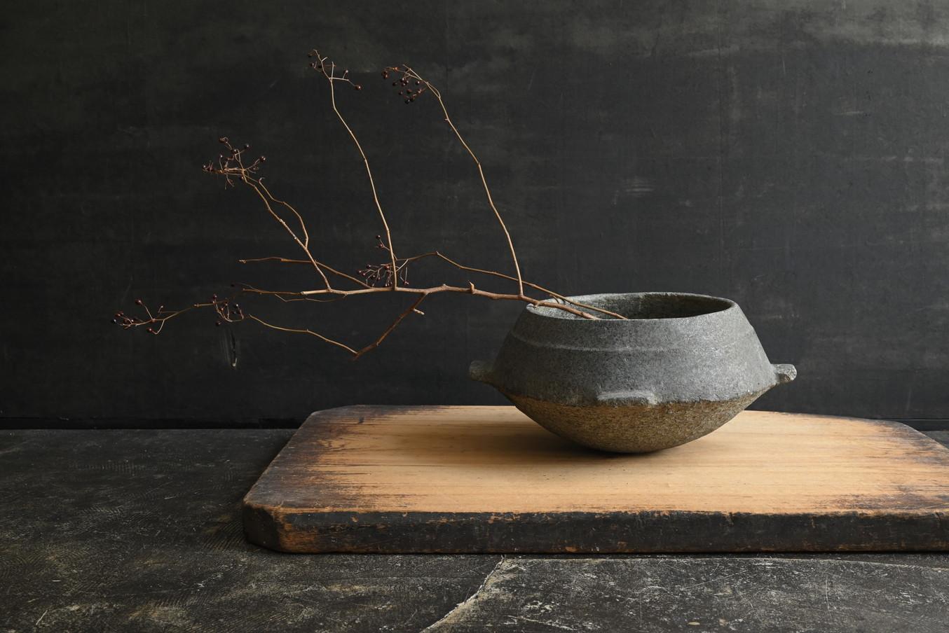 Altro Antico vaso di pietra coreano / Dinastia Joseon / Oggetto d'arte popolare in pietra in vendita