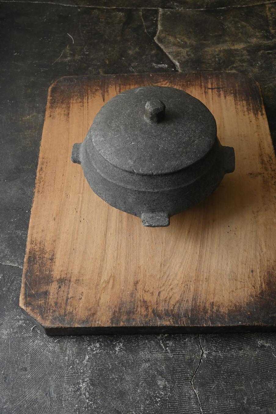 Giapponese Antico vaso di pietra coreano / Dinastia Joseon / Oggetto d'arte popolare in pietra in vendita