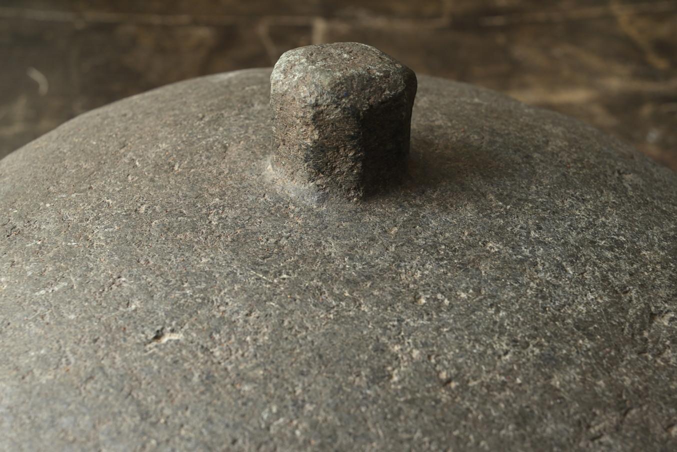 Antico vaso di pietra coreano / Dinastia Joseon / Oggetto d'arte popolare in pietra in vendita 1