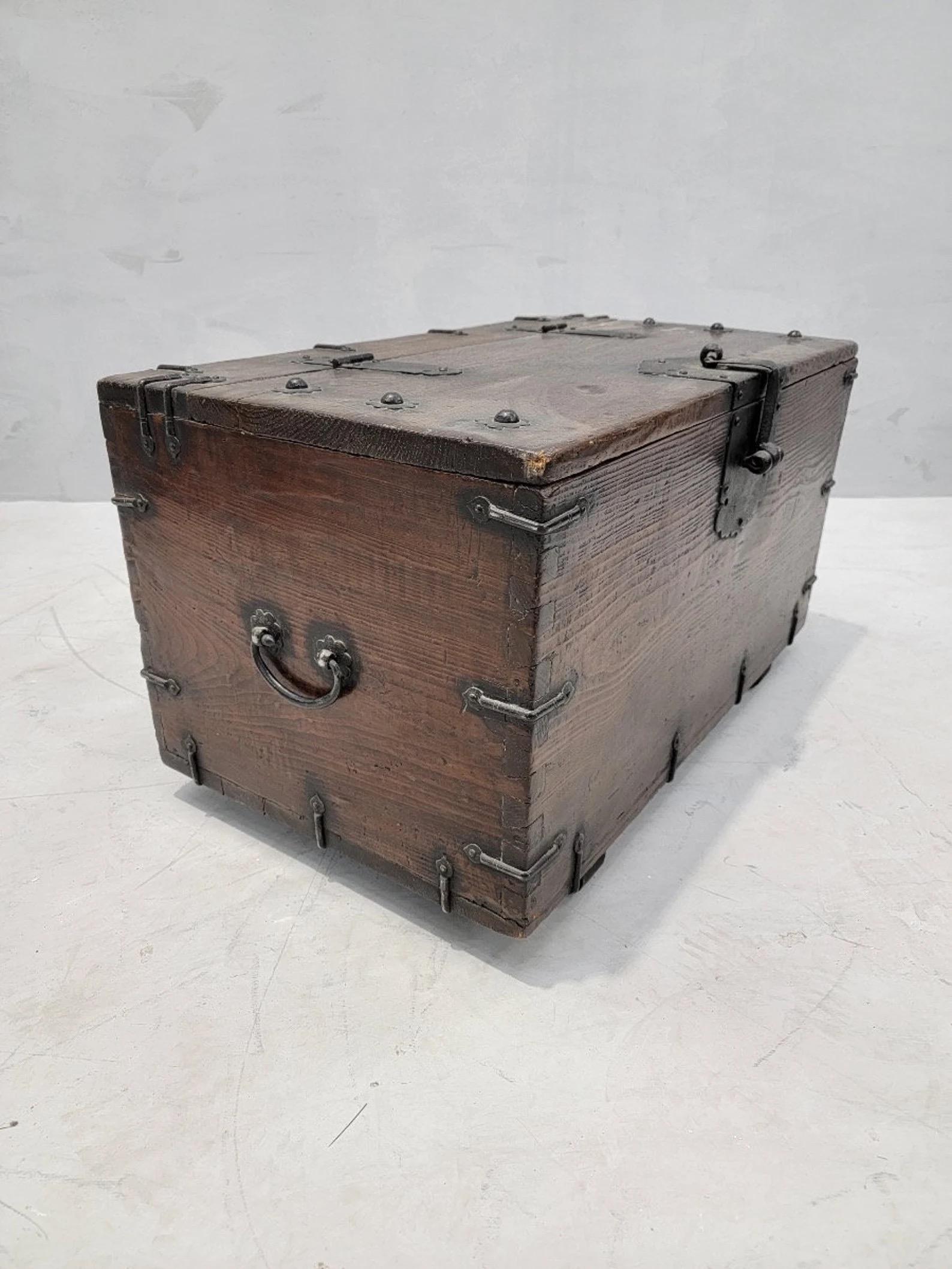 Antique Korean Tansu Bandaji Storage Chest In Good Condition For Sale In Chicago, IL