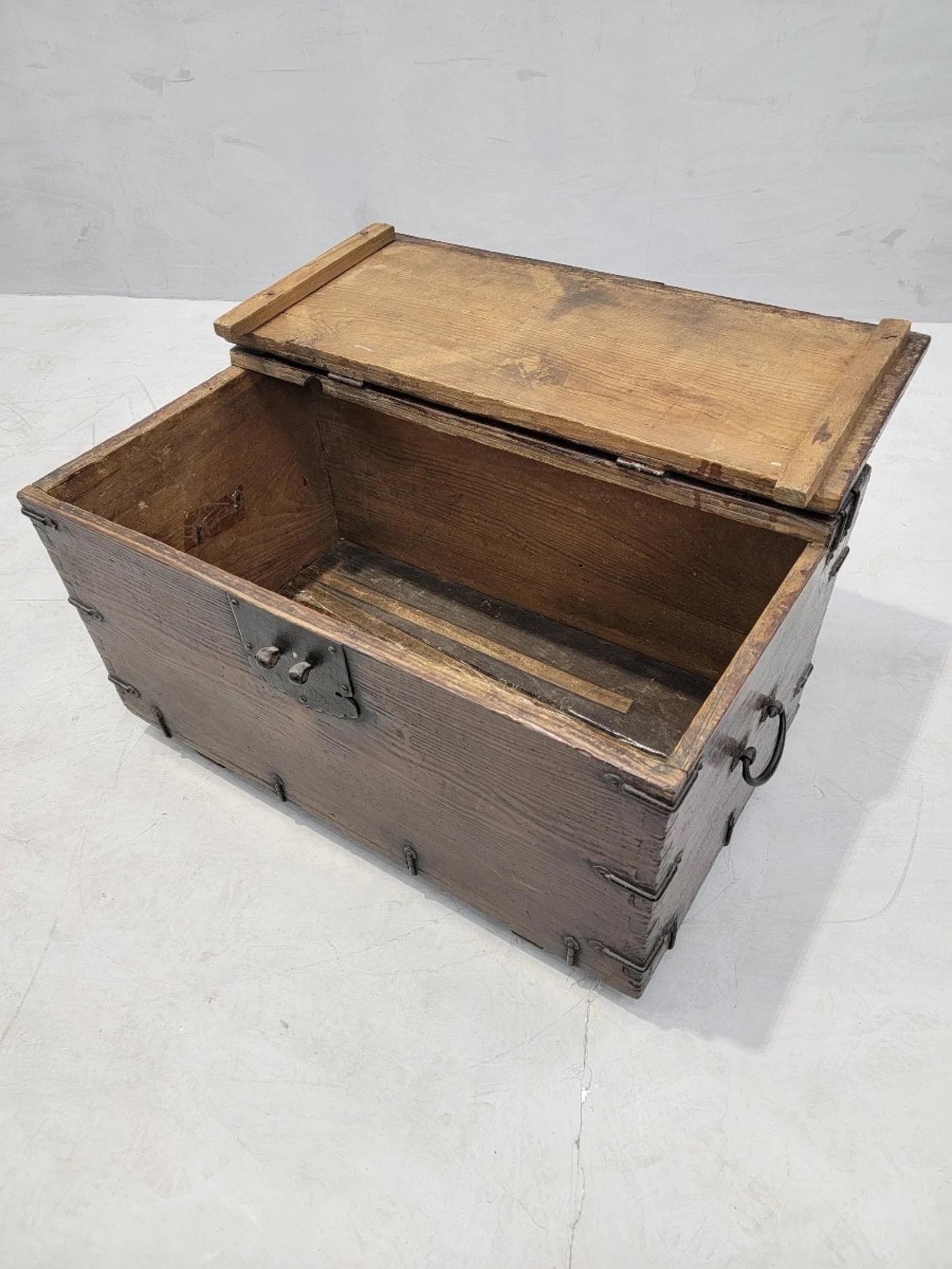 19th Century Antique Korean Tansu Bandaji Storage Chest For Sale