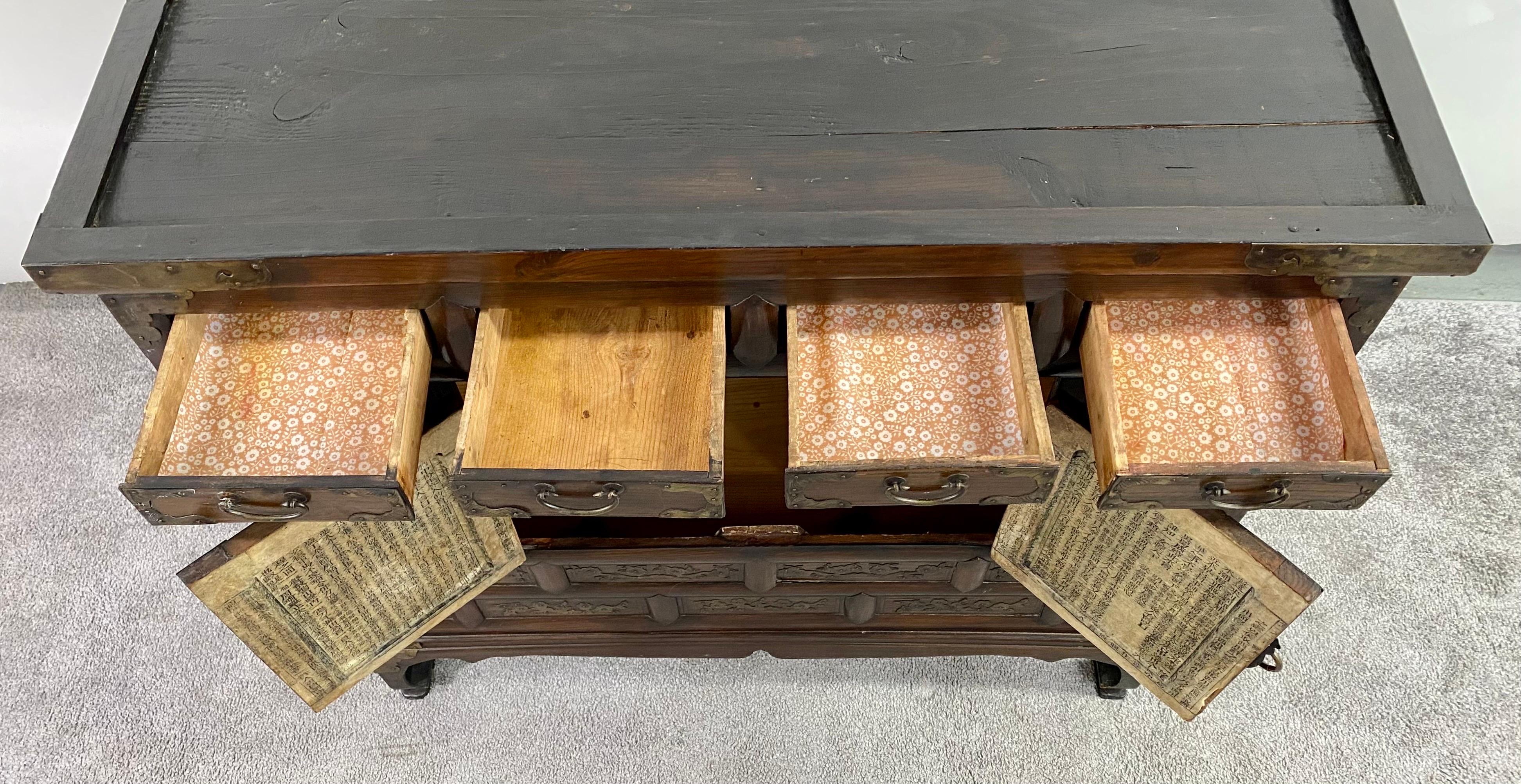 Ancienne armoire ou coffre coréen Tansu en bois d'orme avec incrustation en laiton en vente 2
