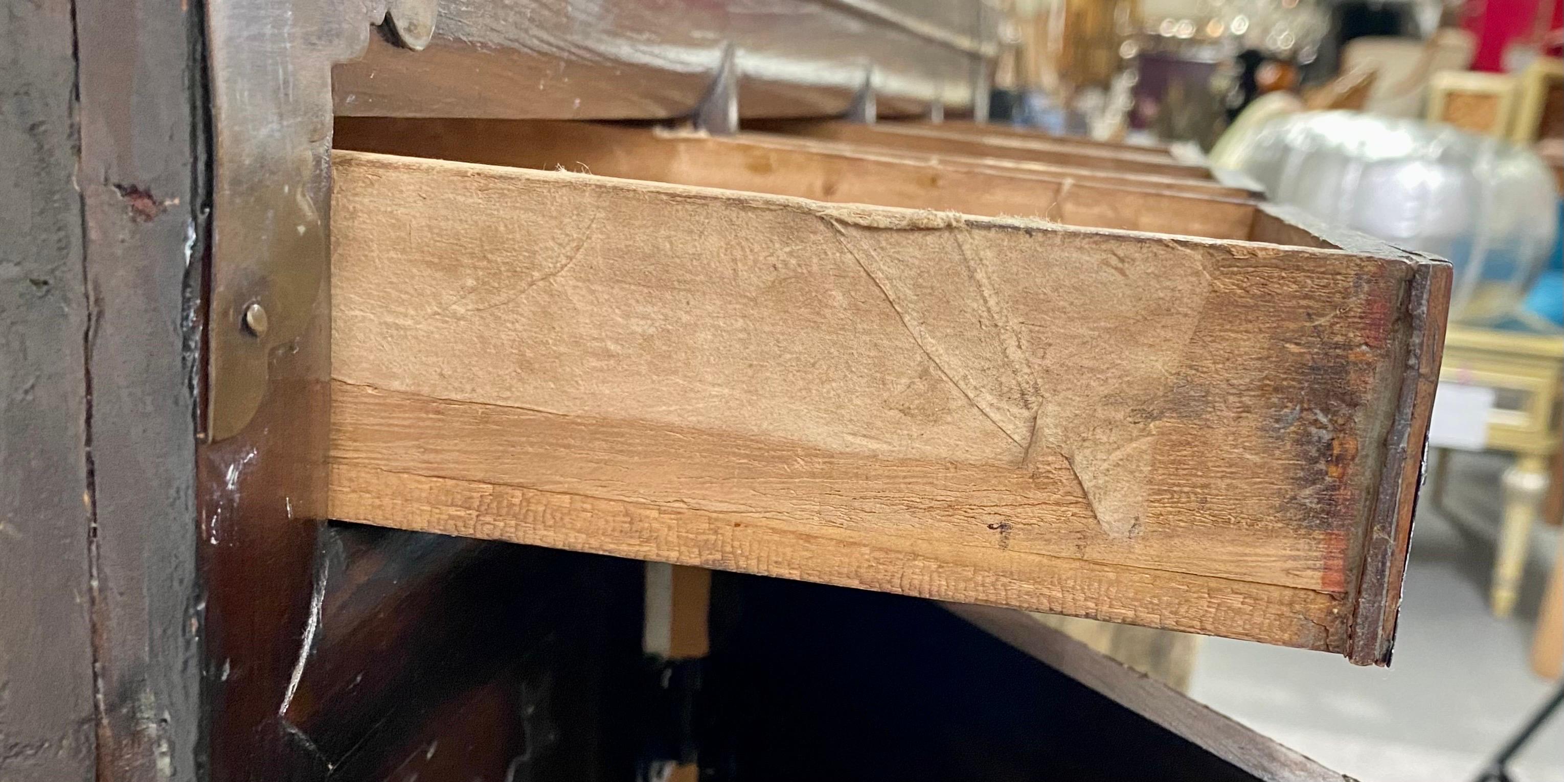 Antiguo Armario o Arcón Coreano Tansu Mariposa Madera de Olmo con Incrustaciones de Latón en venta 5