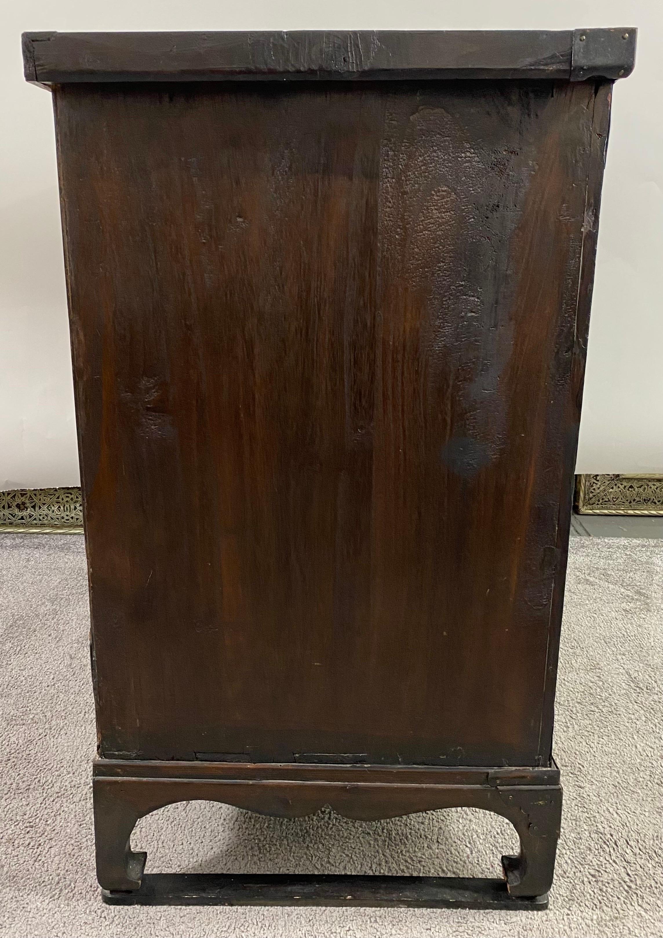 Antiguo Armario o Arcón Coreano Tansu Mariposa Madera de Olmo con Incrustaciones de Latón en venta 9