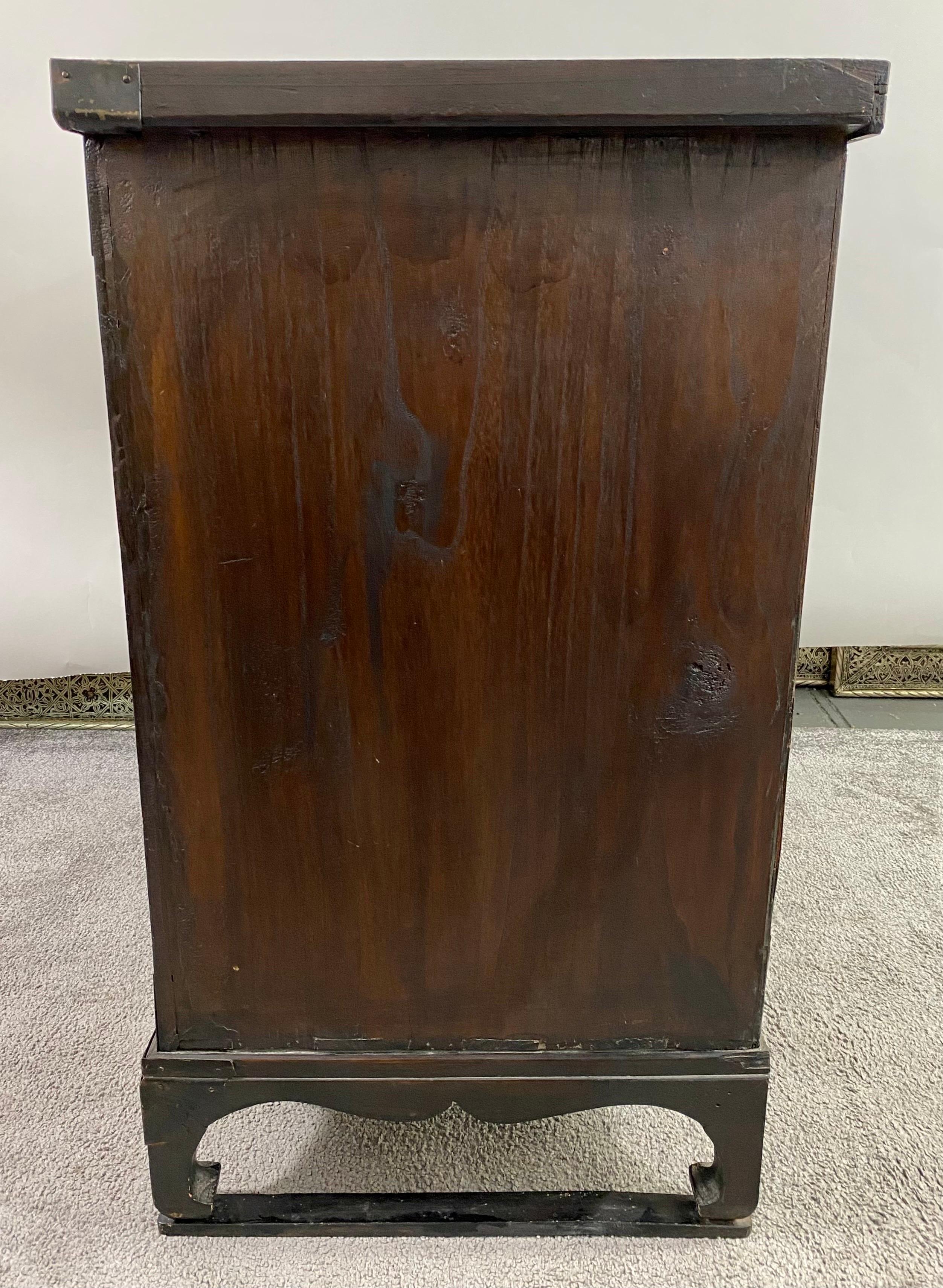 Ancienne armoire ou coffre coréen Tansu en bois d'orme avec incrustation en laiton en vente 9