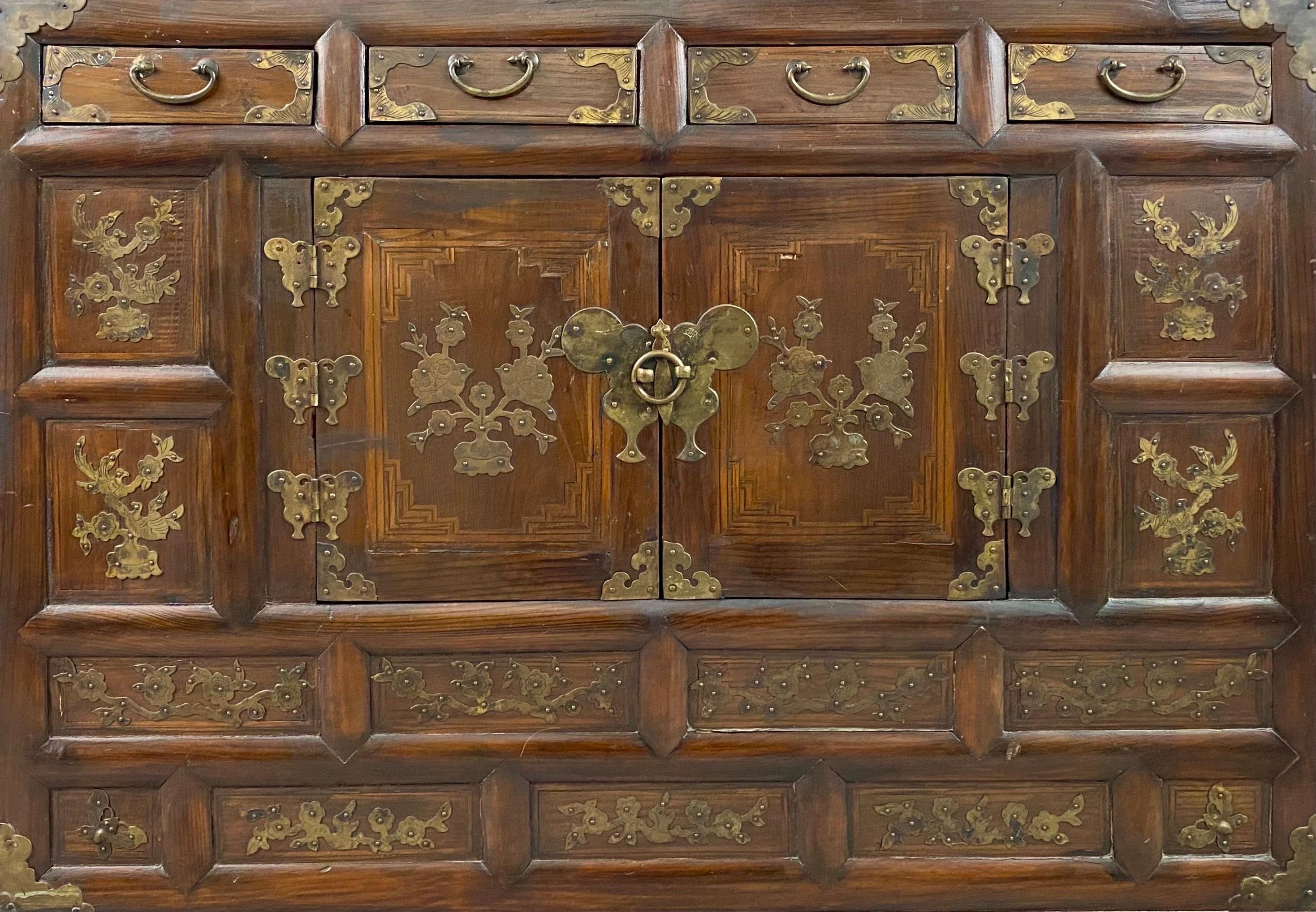Antiguo Armario o Arcón Coreano Tansu Mariposa Madera de Olmo con Incrustaciones de Latón en venta 13