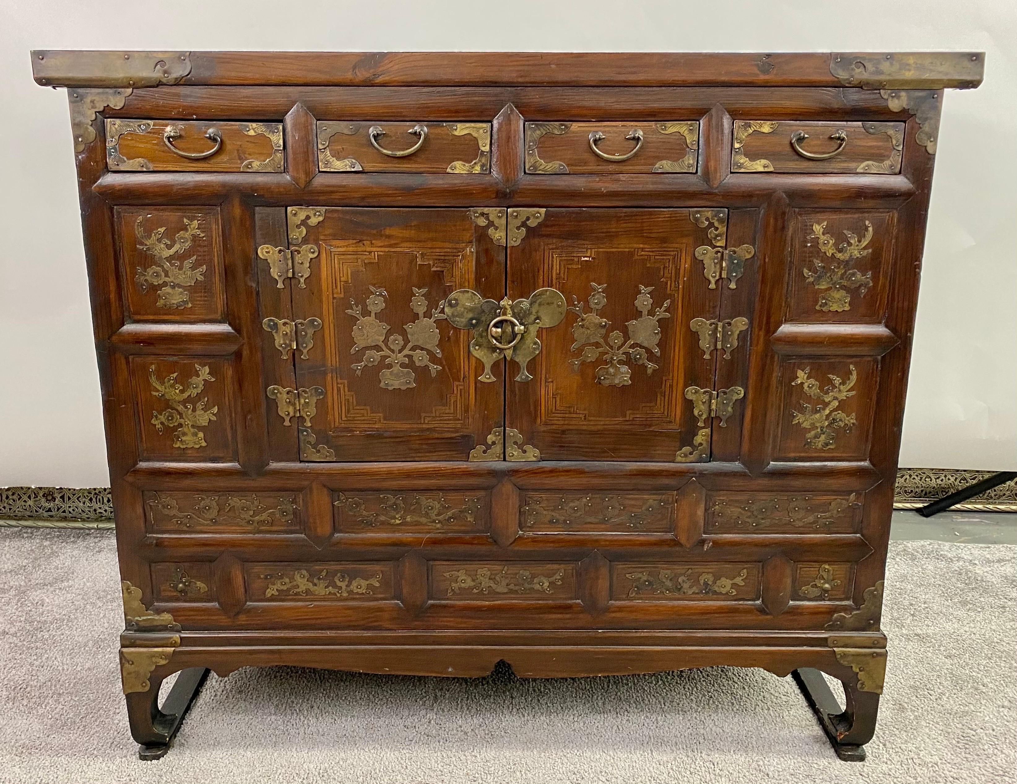 Superbe armoire ou coffre tansu de style Campagne coréenne de la fin du XIXe siècle. La commode coréenne comporte 4 petits tiroirs au-dessus d'un meuble à deux portes offrant beaucoup d'espace de rangement. L'armoire Tansu est magnifiquement conçue