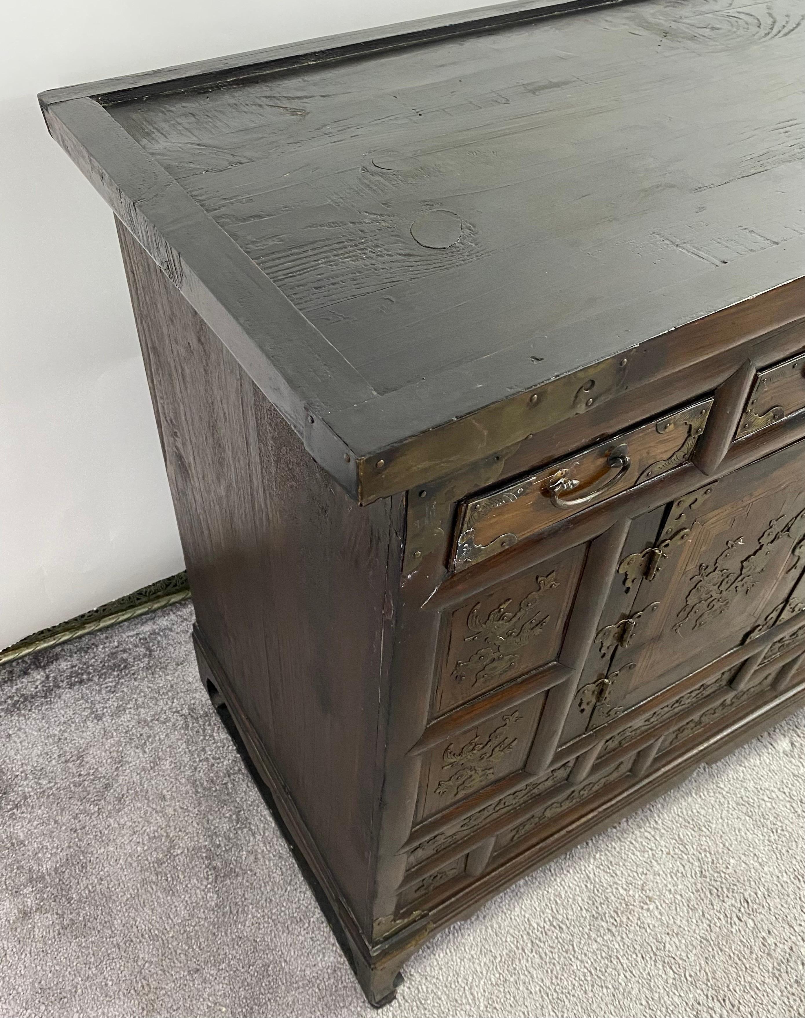 Coréen Ancienne armoire ou coffre coréen Tansu en bois d'orme avec incrustation en laiton en vente