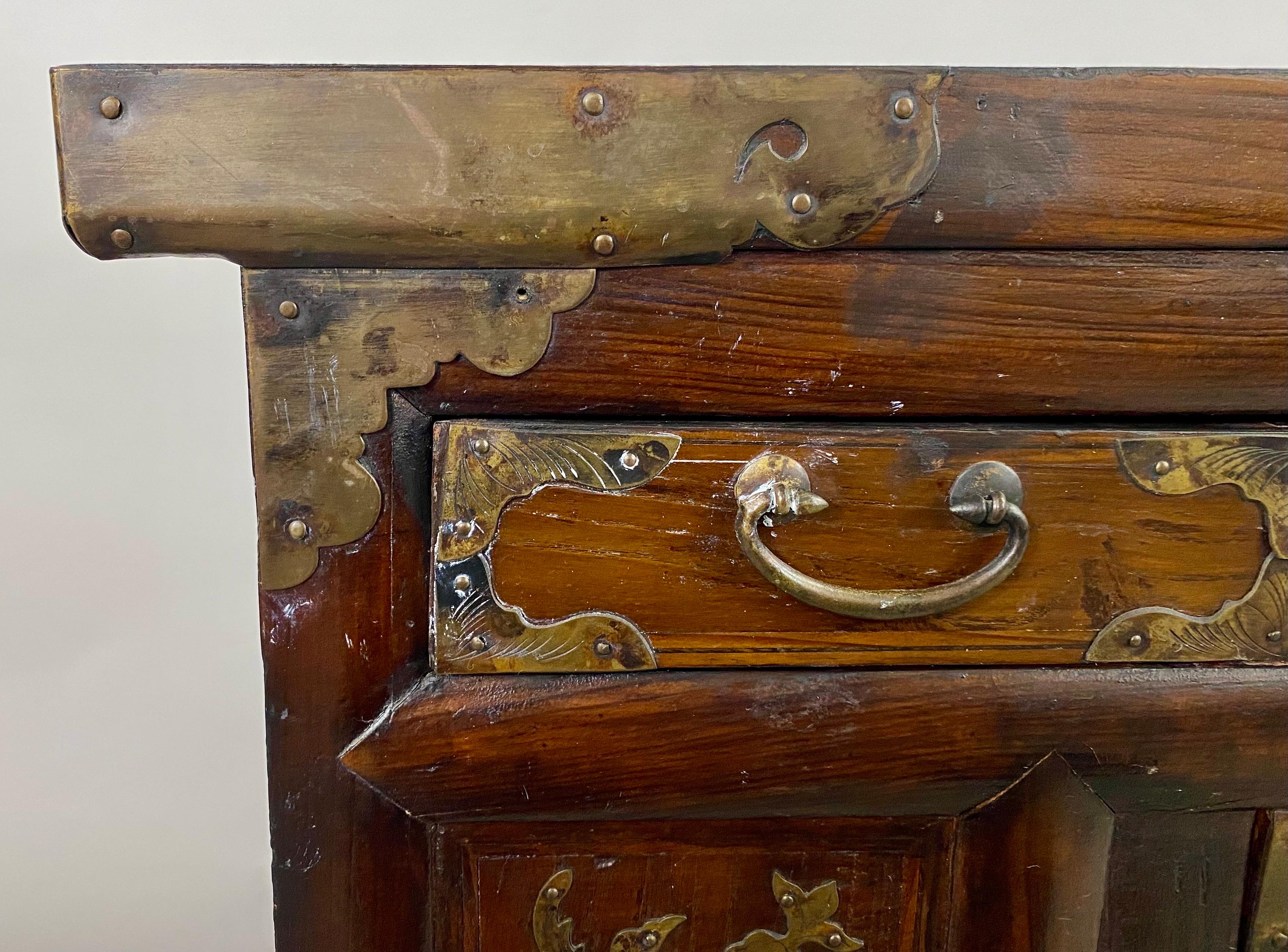 Antiguo Armario o Arcón Coreano Tansu Mariposa Madera de Olmo con Incrustaciones de Latón en Bueno estado para la venta en Plainview, NY