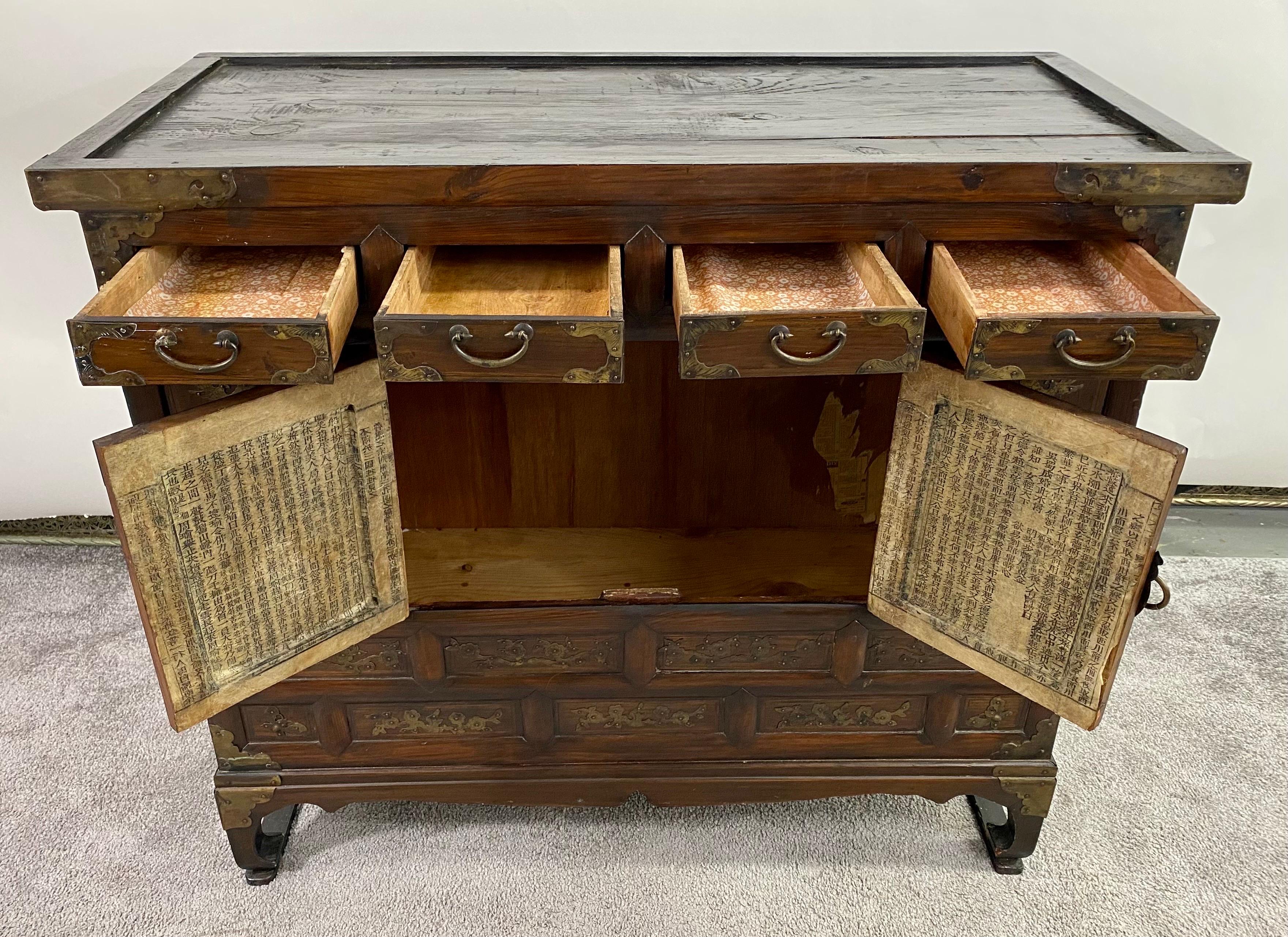 Antiguo Armario o Arcón Coreano Tansu Mariposa Madera de Olmo con Incrustaciones de Latón en venta 3