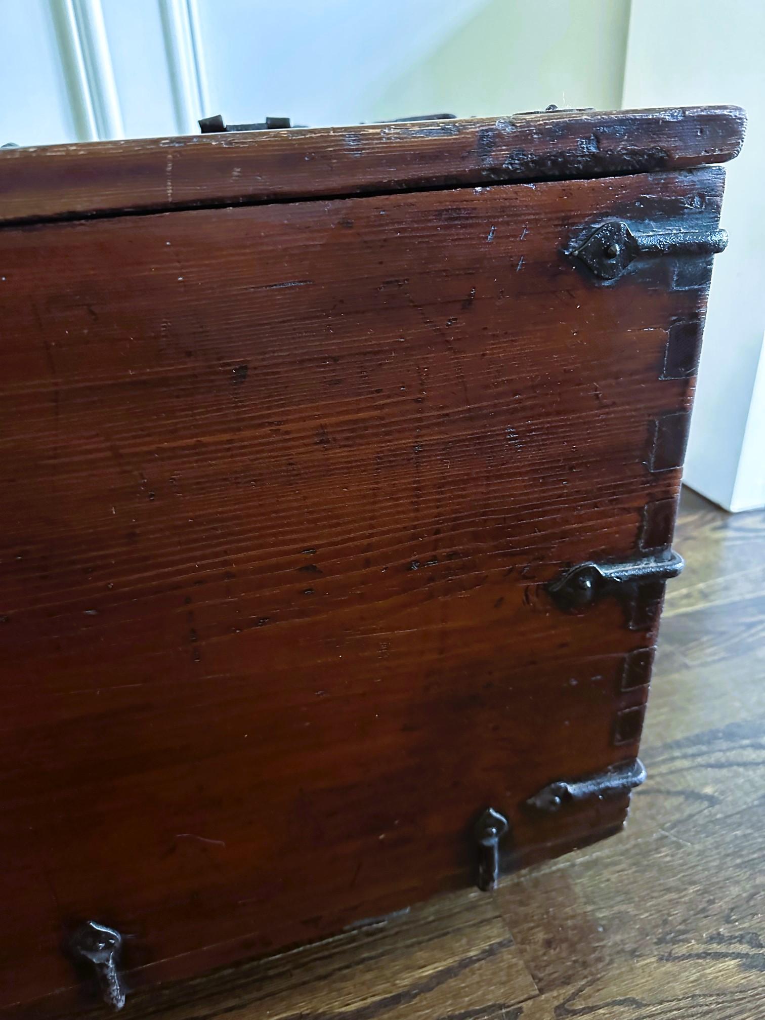 Cofre antiguo coreano Ton-Kwe Dinastía Joseon en venta 2