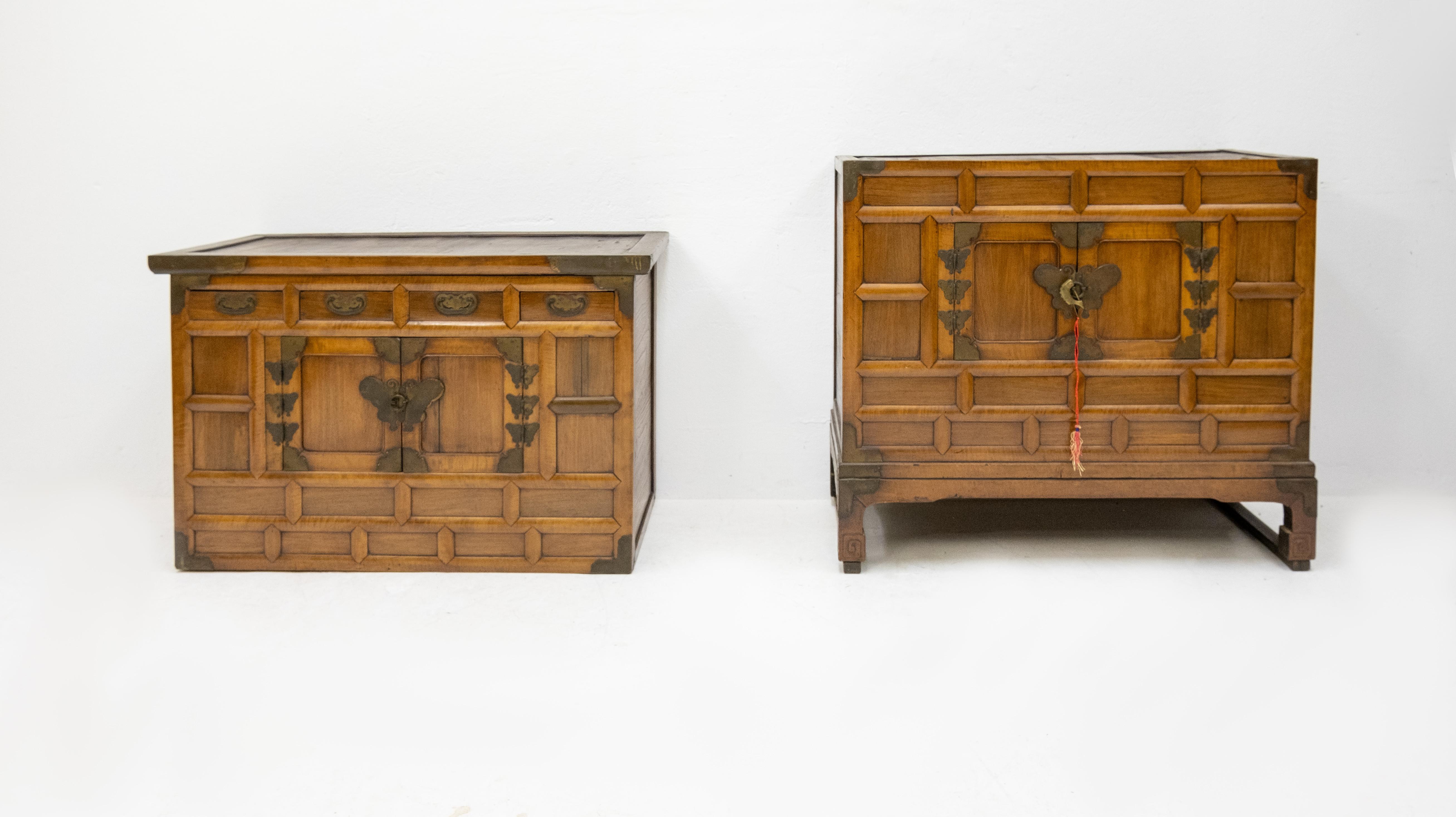 Very attractive early 20th century Korean Tansu two-part cabinet with butterfly hardware. Love the color
on this piece. Very nice patina. Good condition. Used for blanked s in the bedroom.
   
