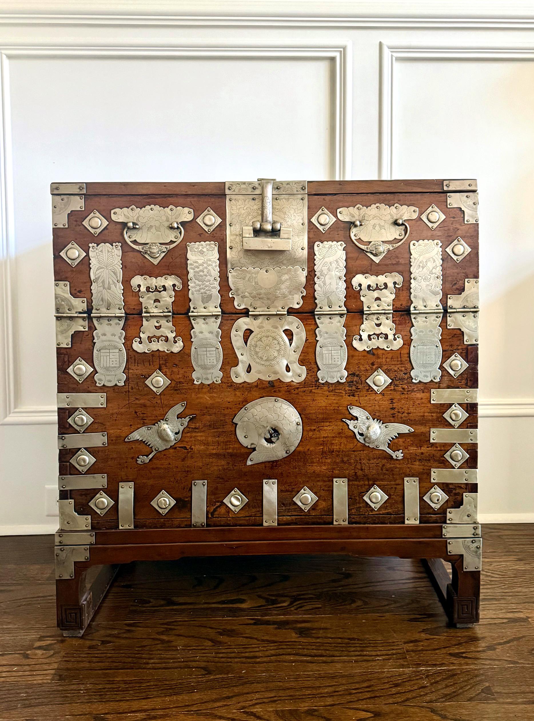 Antique Korean Wedding Bandaji Chest Joseon Dynasty Original Invoice In Good Condition For Sale In Atlanta, GA