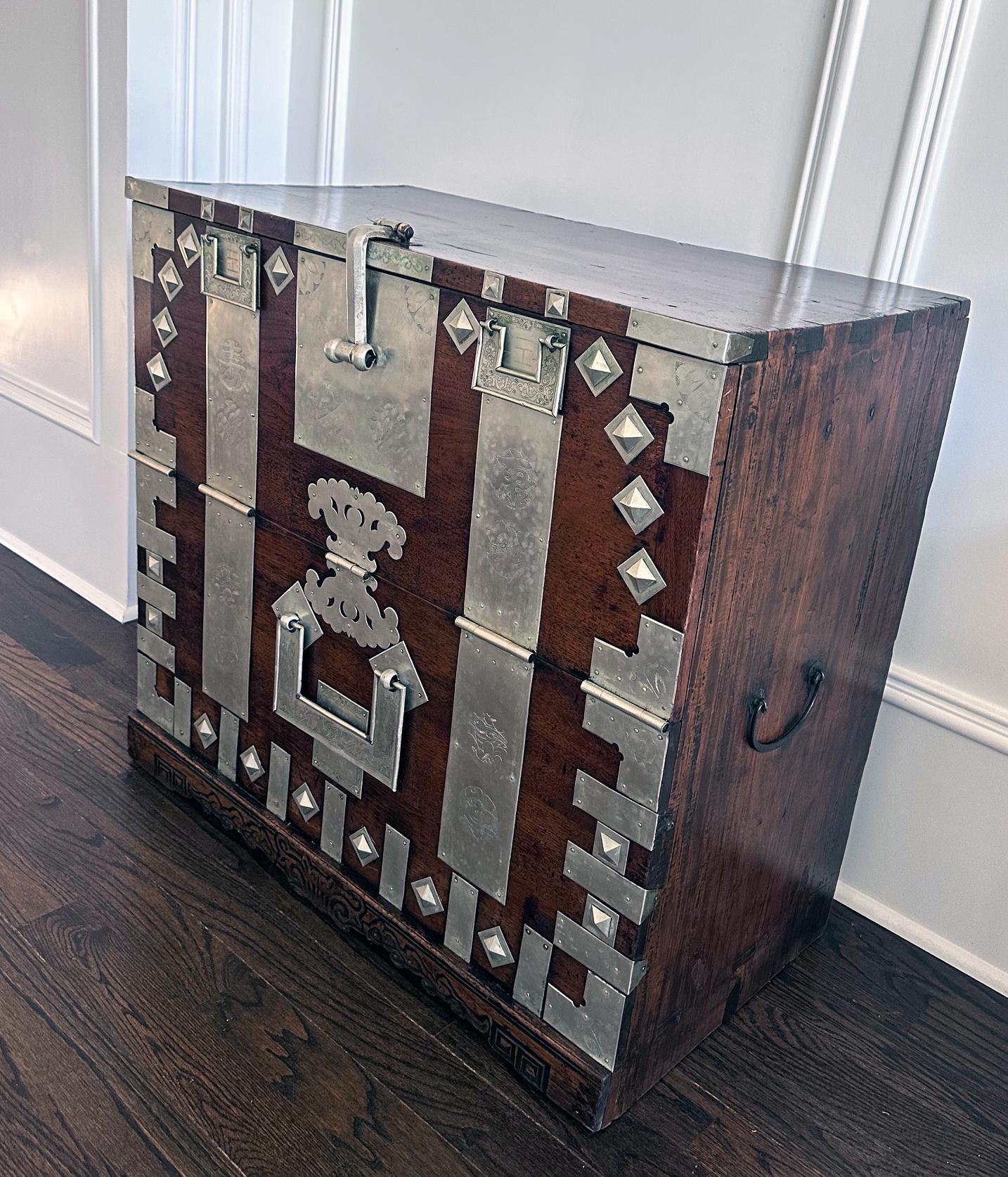 Antique Korean Wedding Bandaji Chest Pyongyang Joseon Dynasty In Good Condition For Sale In Atlanta, GA