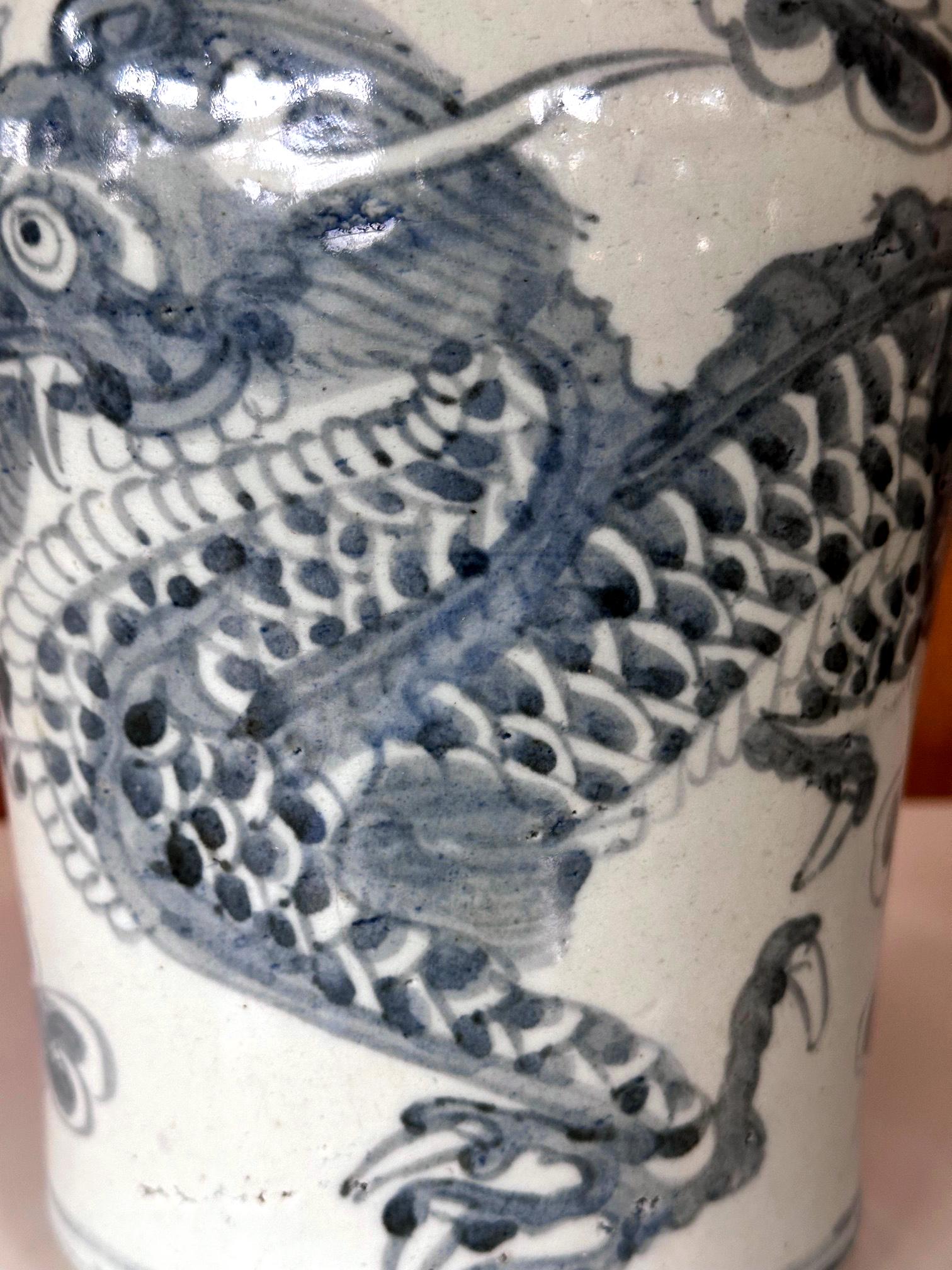Ancienne jarre coréenne en porcelaine blanche et bleue avec dragon Dynastie Joseon en vente 2
