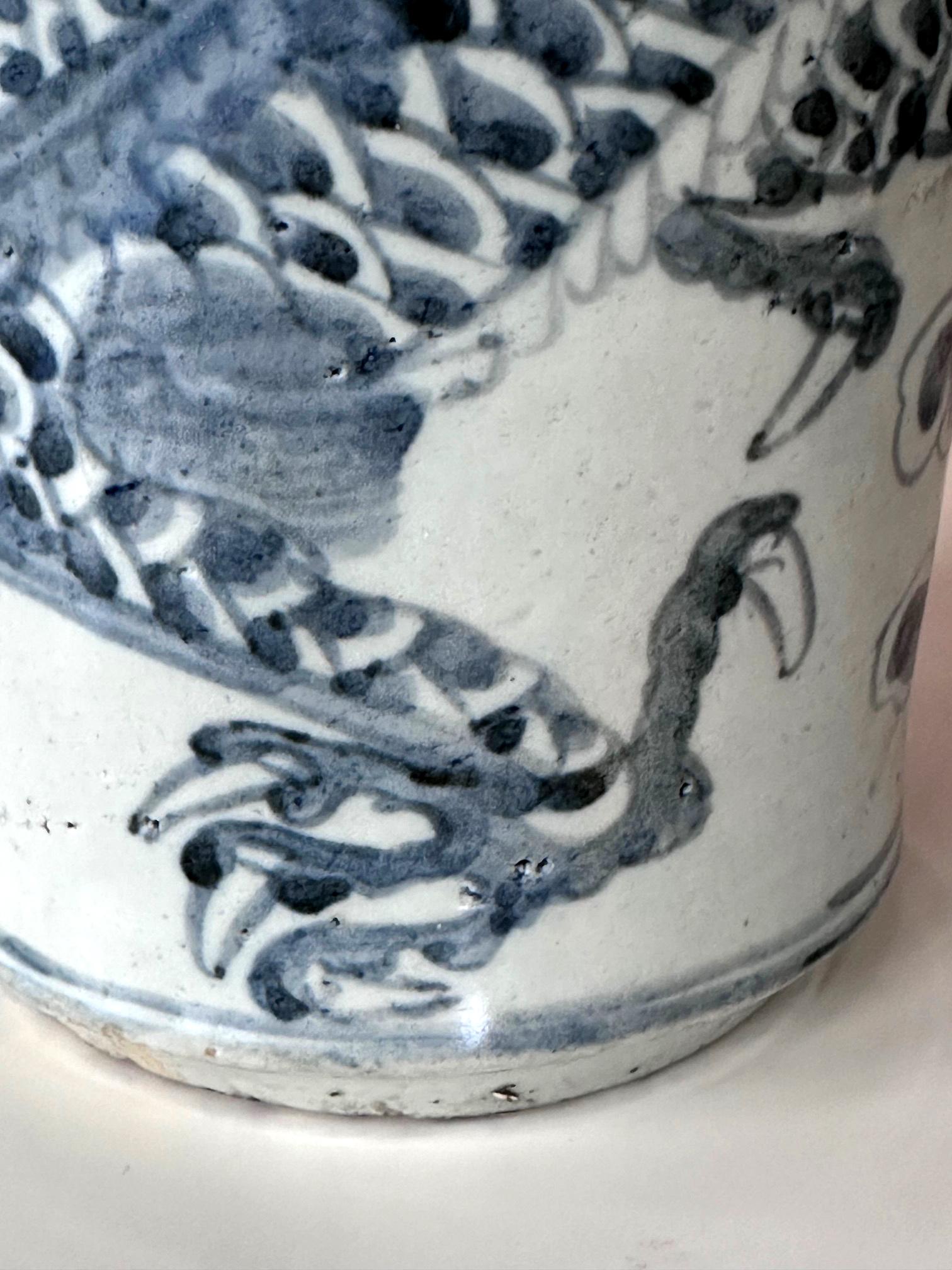 Ancienne jarre coréenne en porcelaine blanche et bleue avec dragon Dynastie Joseon en vente 3