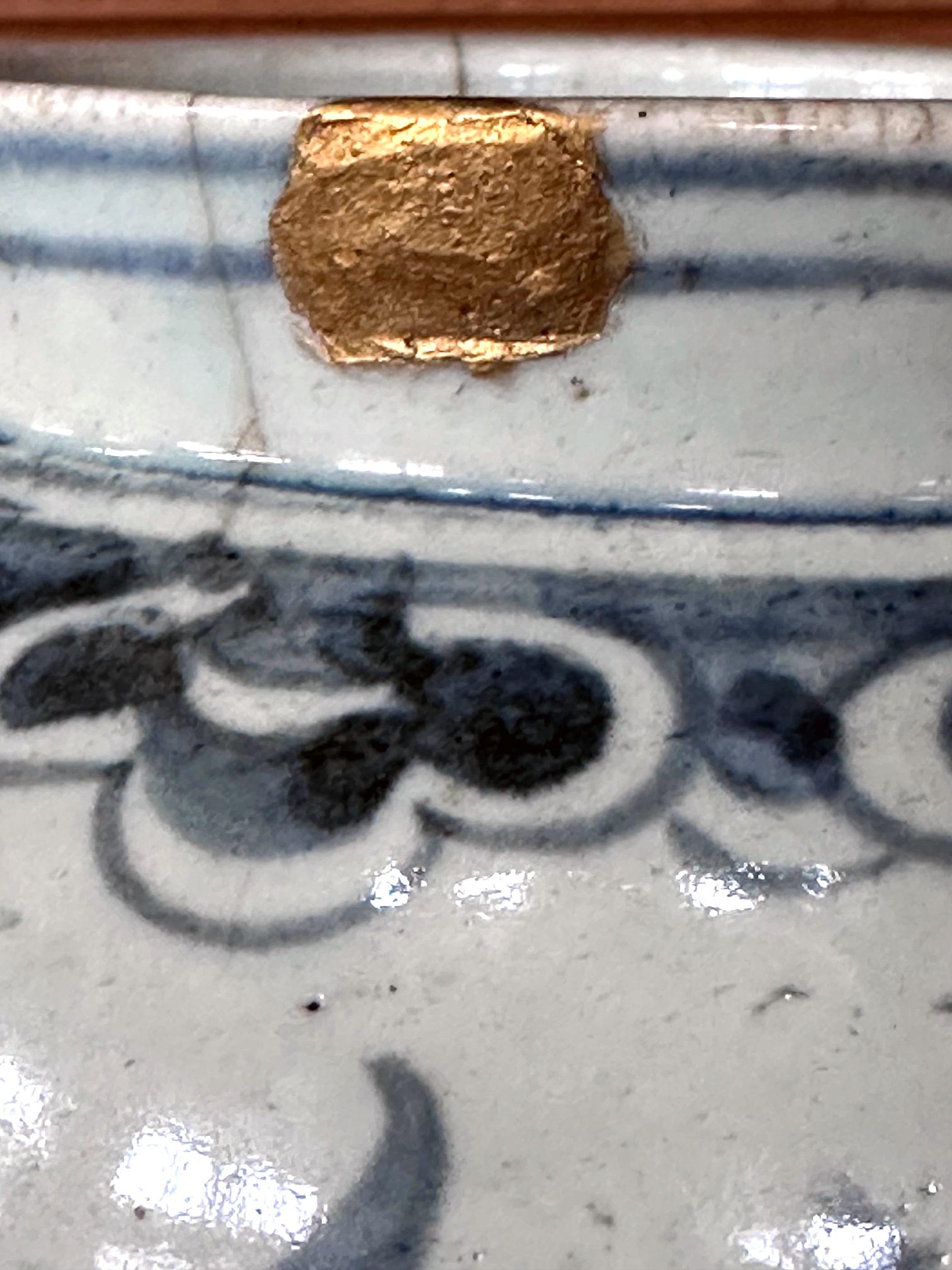 Ancienne jarre coréenne en porcelaine blanche et bleue avec dragon Dynastie Joseon en vente 4