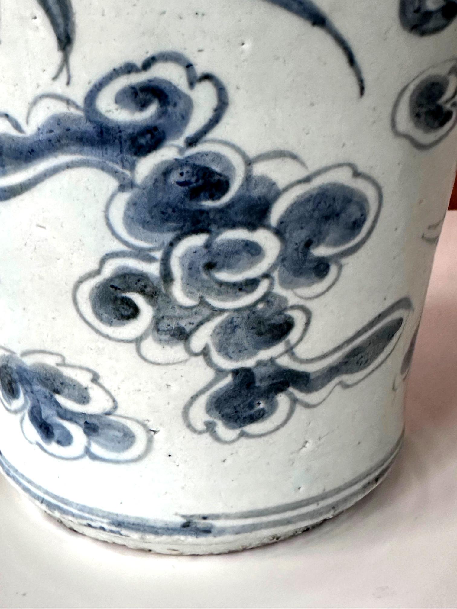 Ancienne jarre coréenne en porcelaine blanche et bleue avec dragon Dynastie Joseon en vente 6