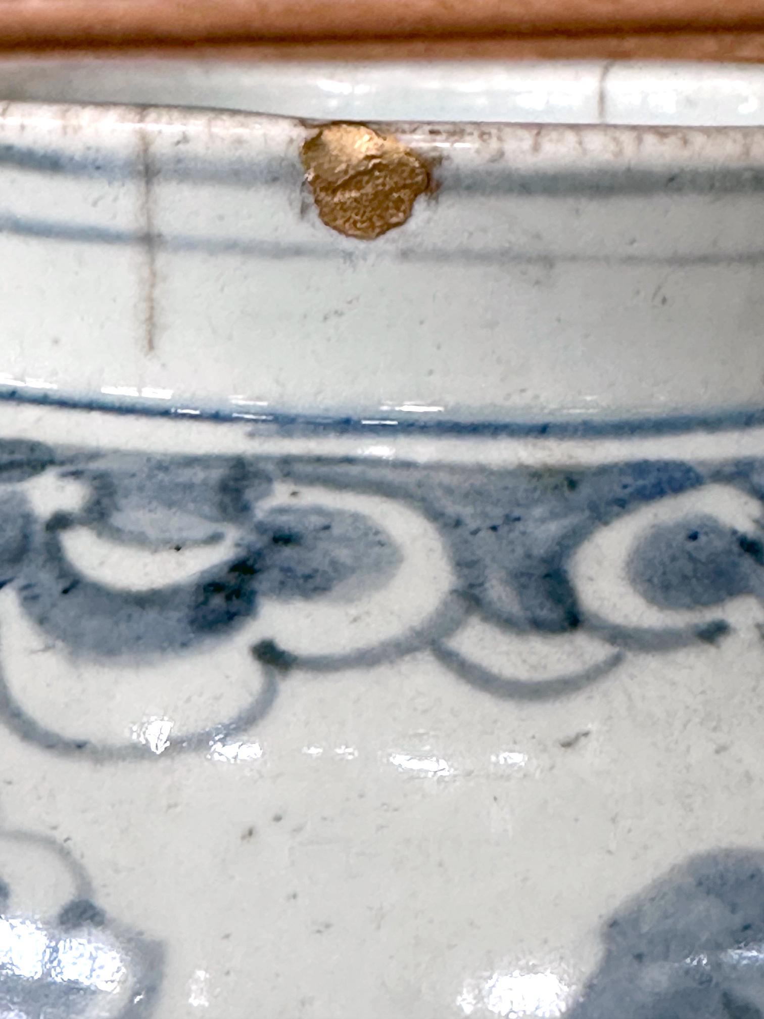Ancienne jarre coréenne en porcelaine blanche et bleue avec dragon Dynastie Joseon en vente 7